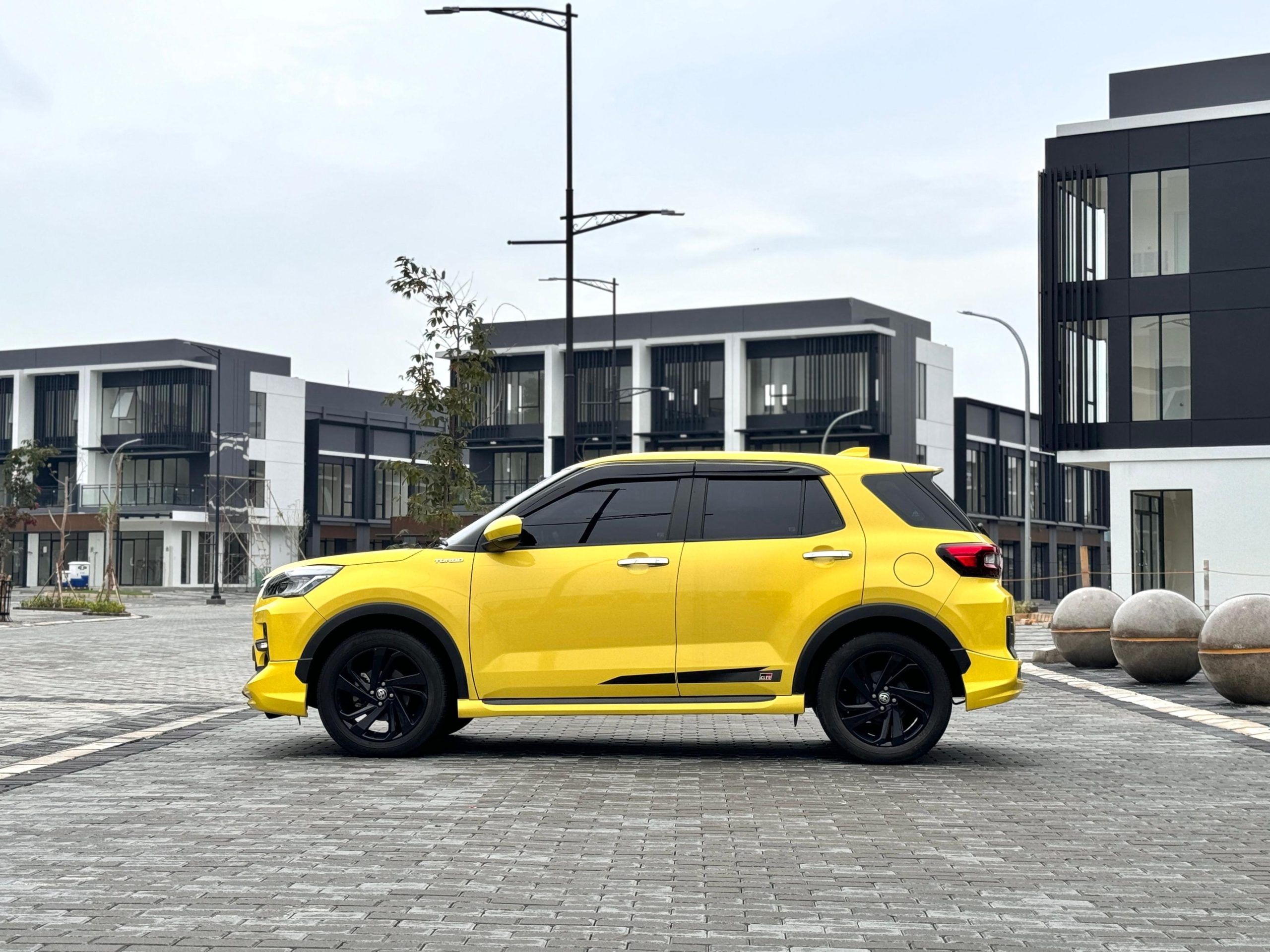 Toyota Raize 1.0 t Gr Sport AT Kuning - Gambar 4