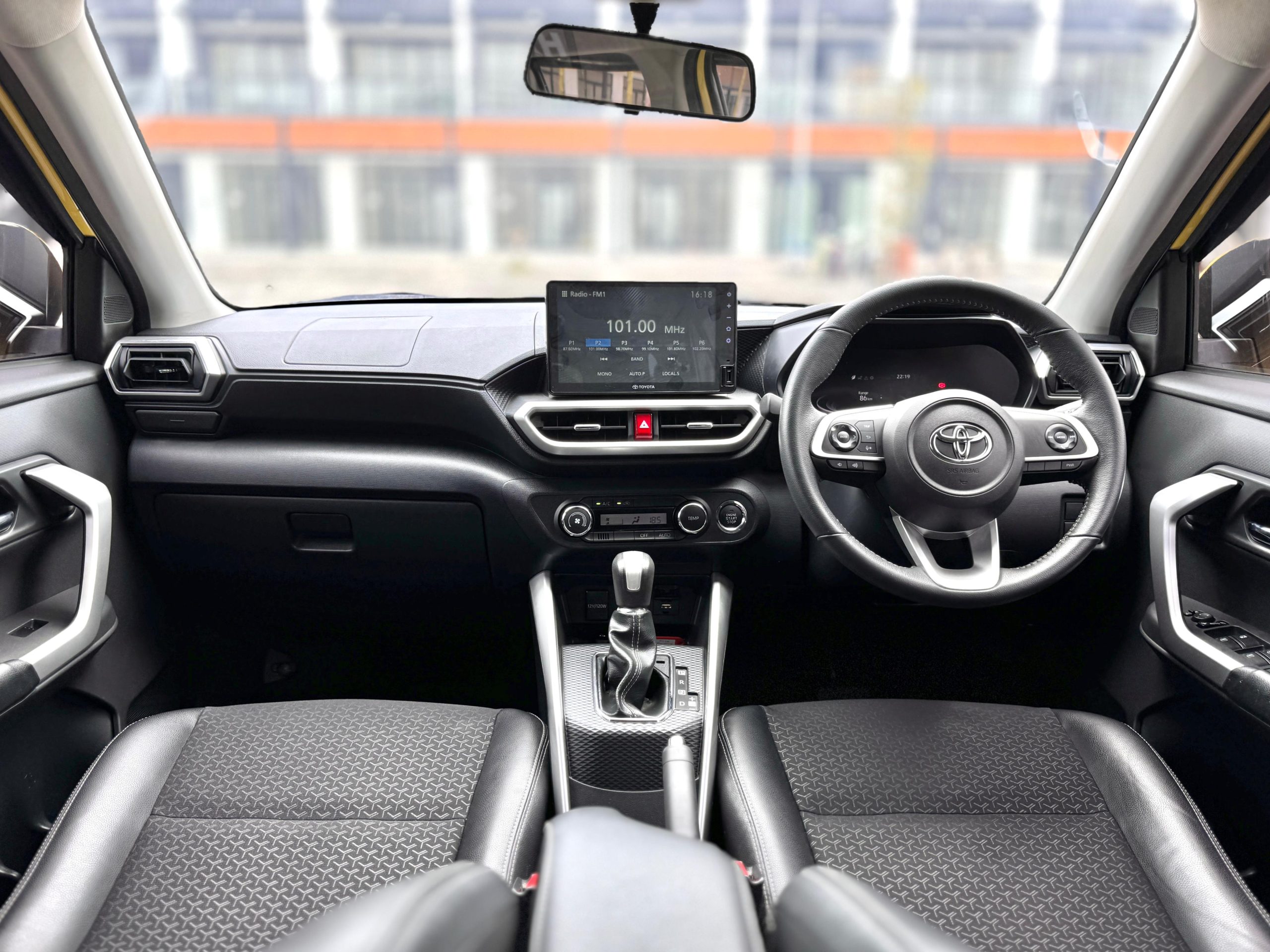 Toyota Raize 1.0 t Gr Sport AT Kuning - Gambar 12