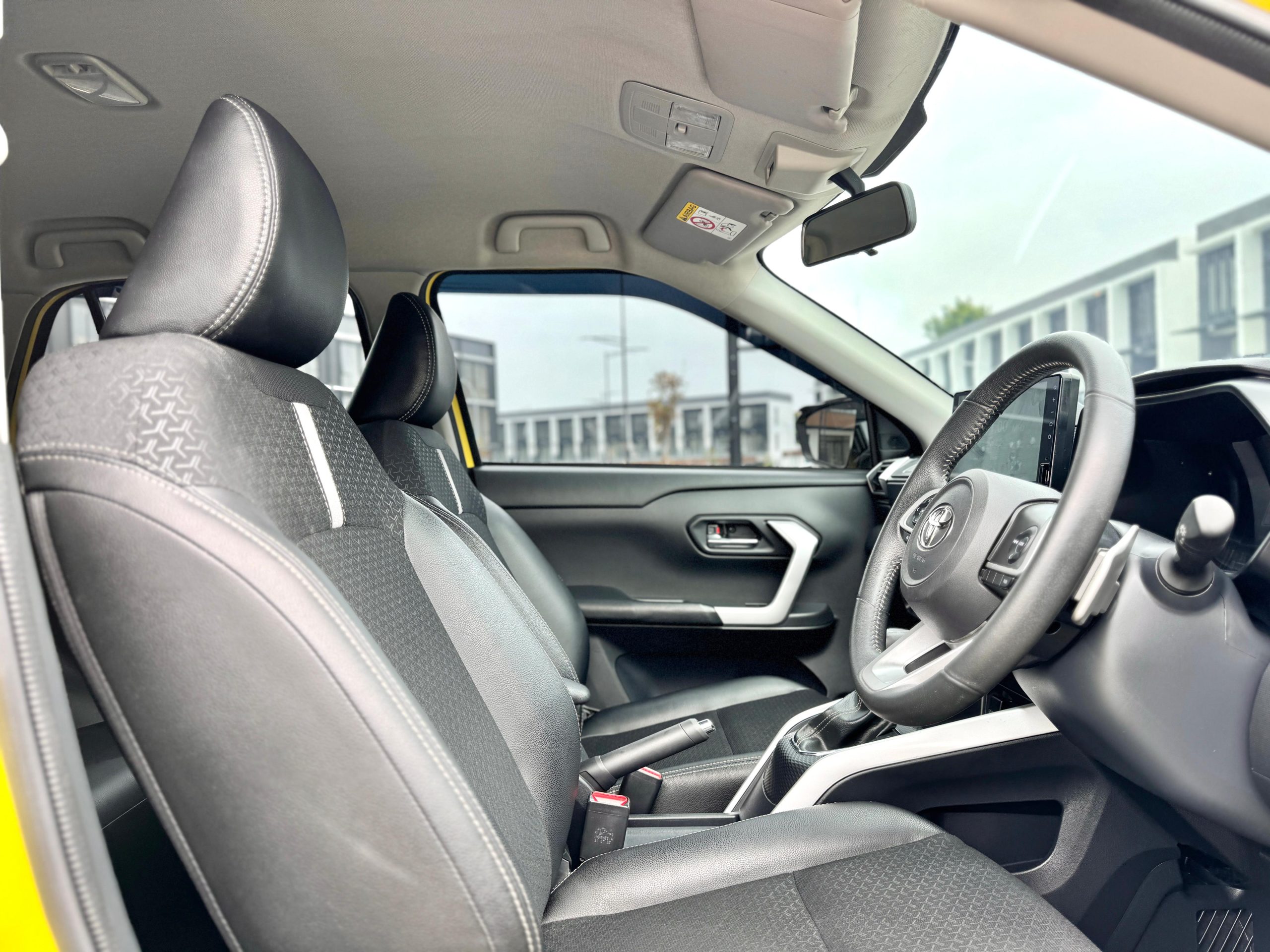 Toyota Raize 1.0 t Gr Sport AT Kuning - Gambar 13