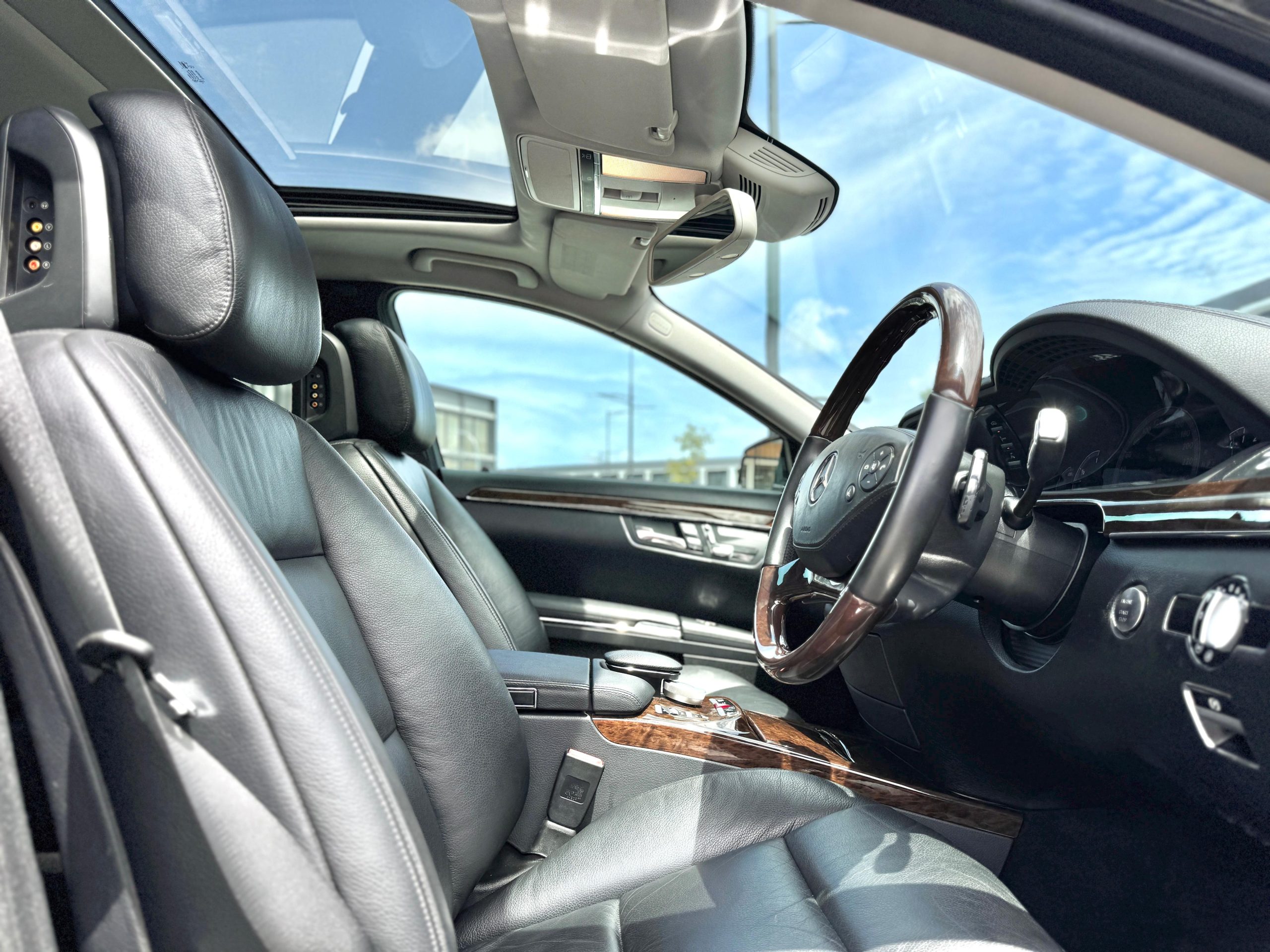 Mercedes S300 L, Hitam - Gambar 13