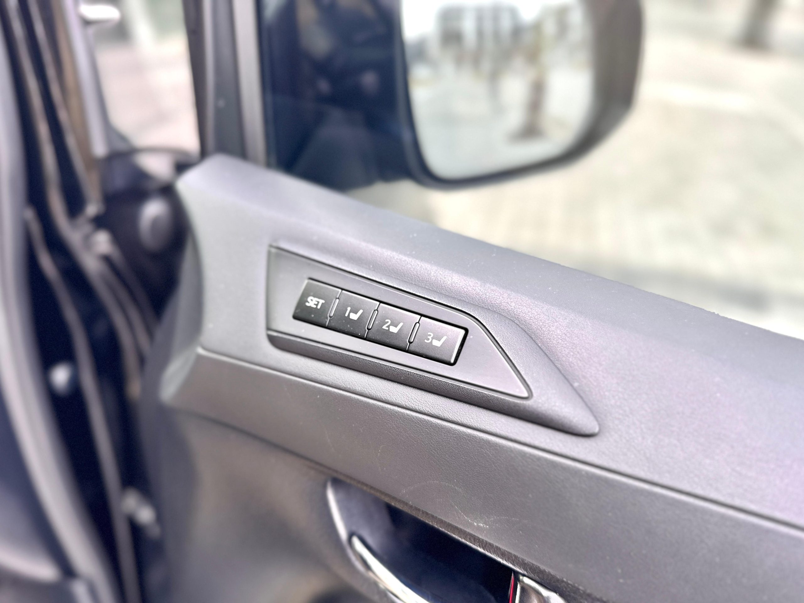 TOYOTA ALPHARD 2.5 G ATPM HITAM - Gambar 22