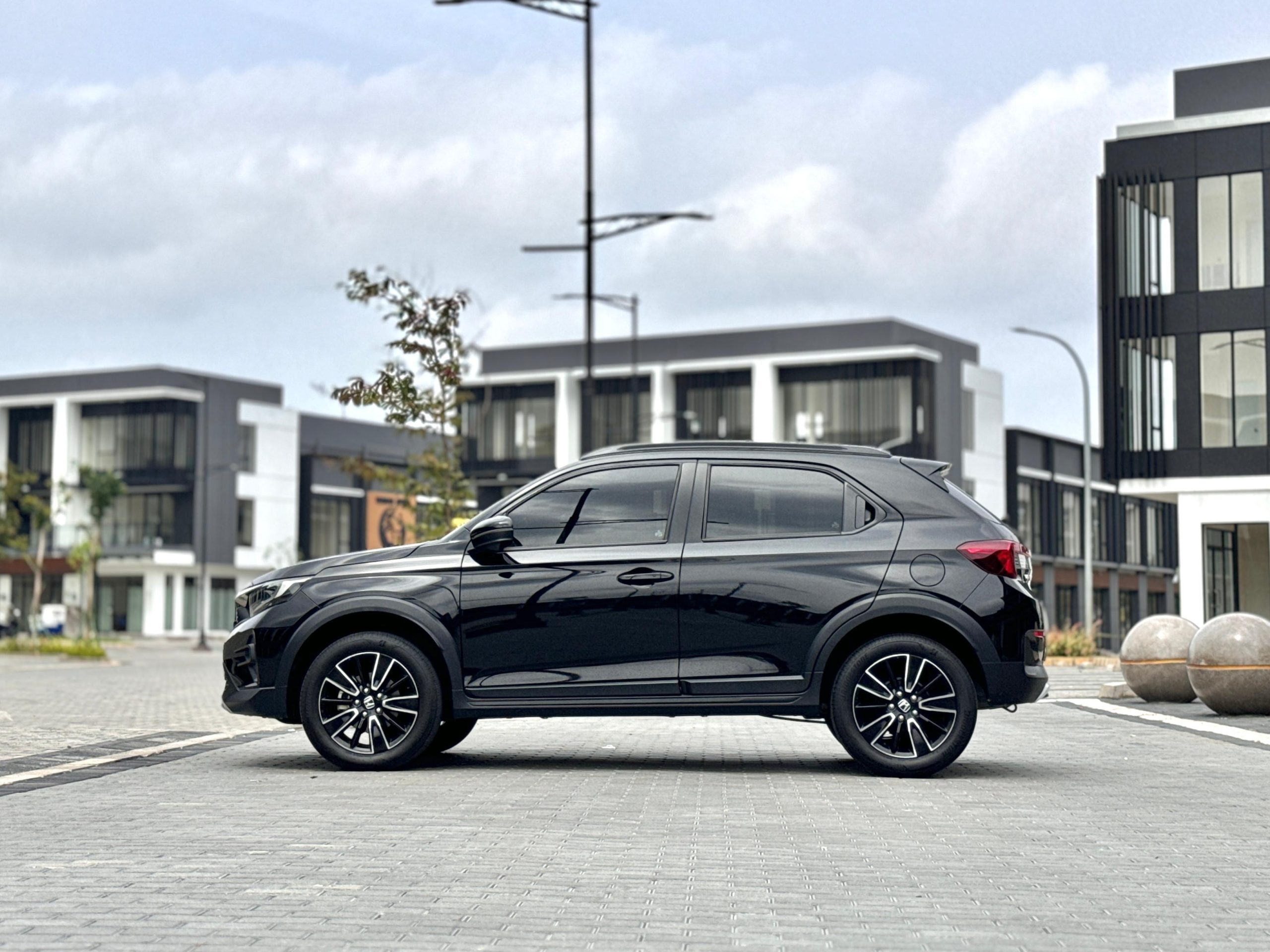 Honda Wrv Sensing Hitam - Gambar 5