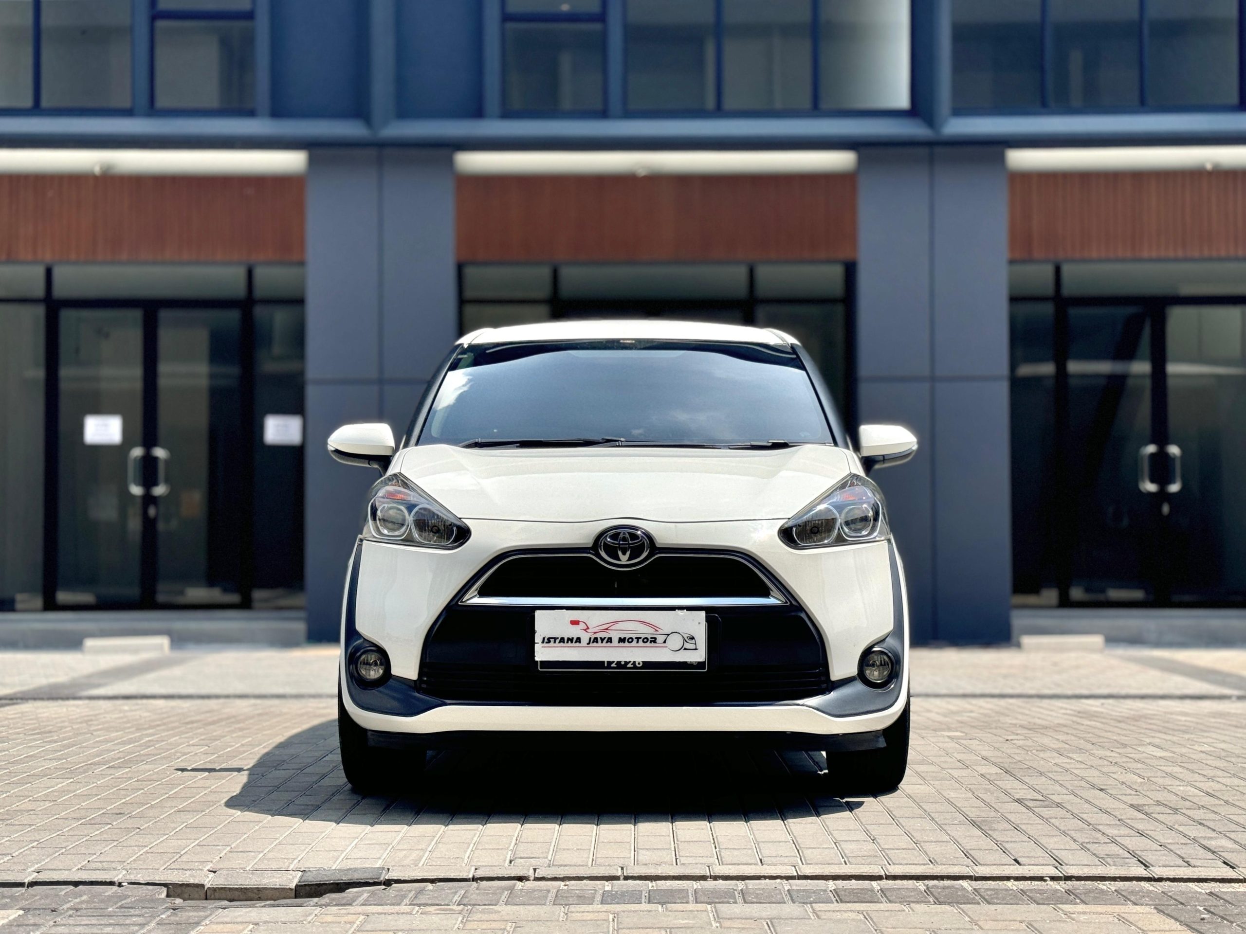 Toyota Sienta G AT Putih