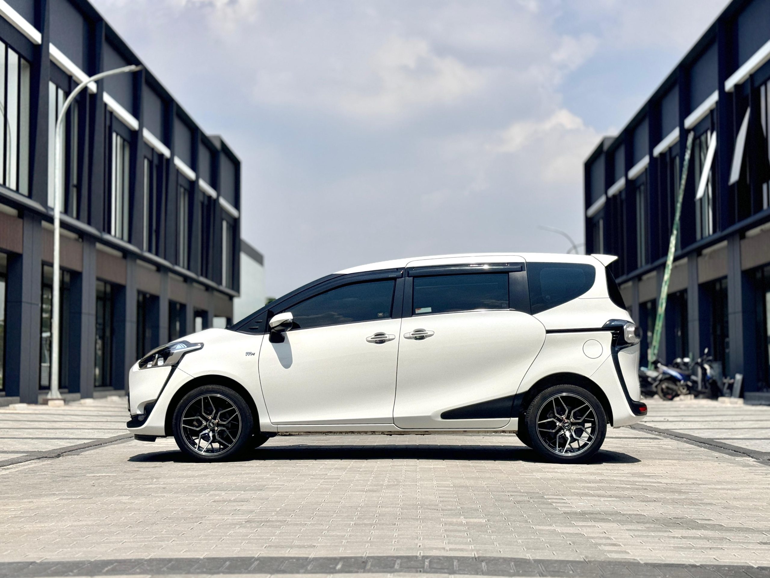 Toyota Sienta G AT Putih - Gambar 2
