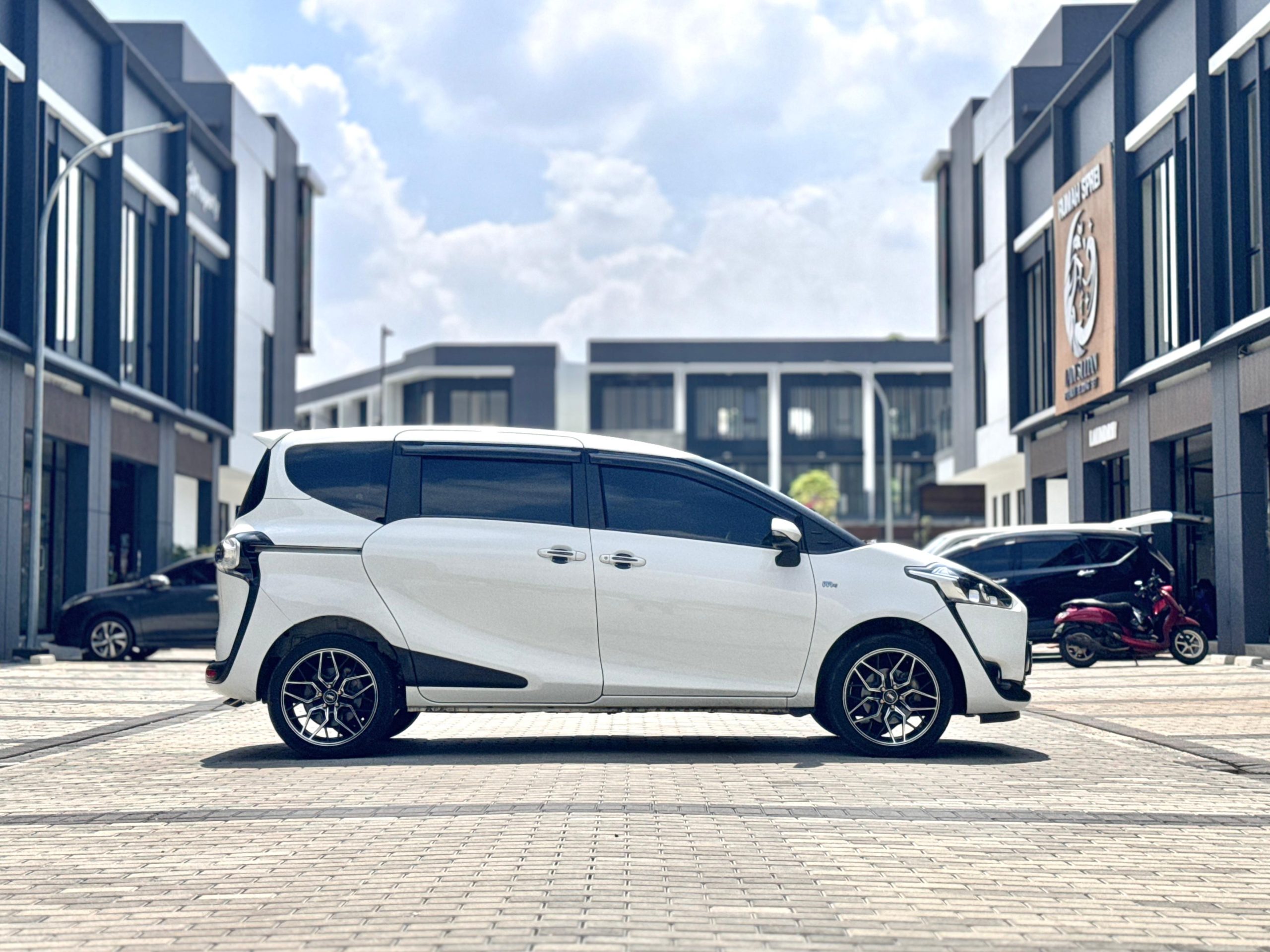 Toyota Sienta G AT Putih - Gambar 5