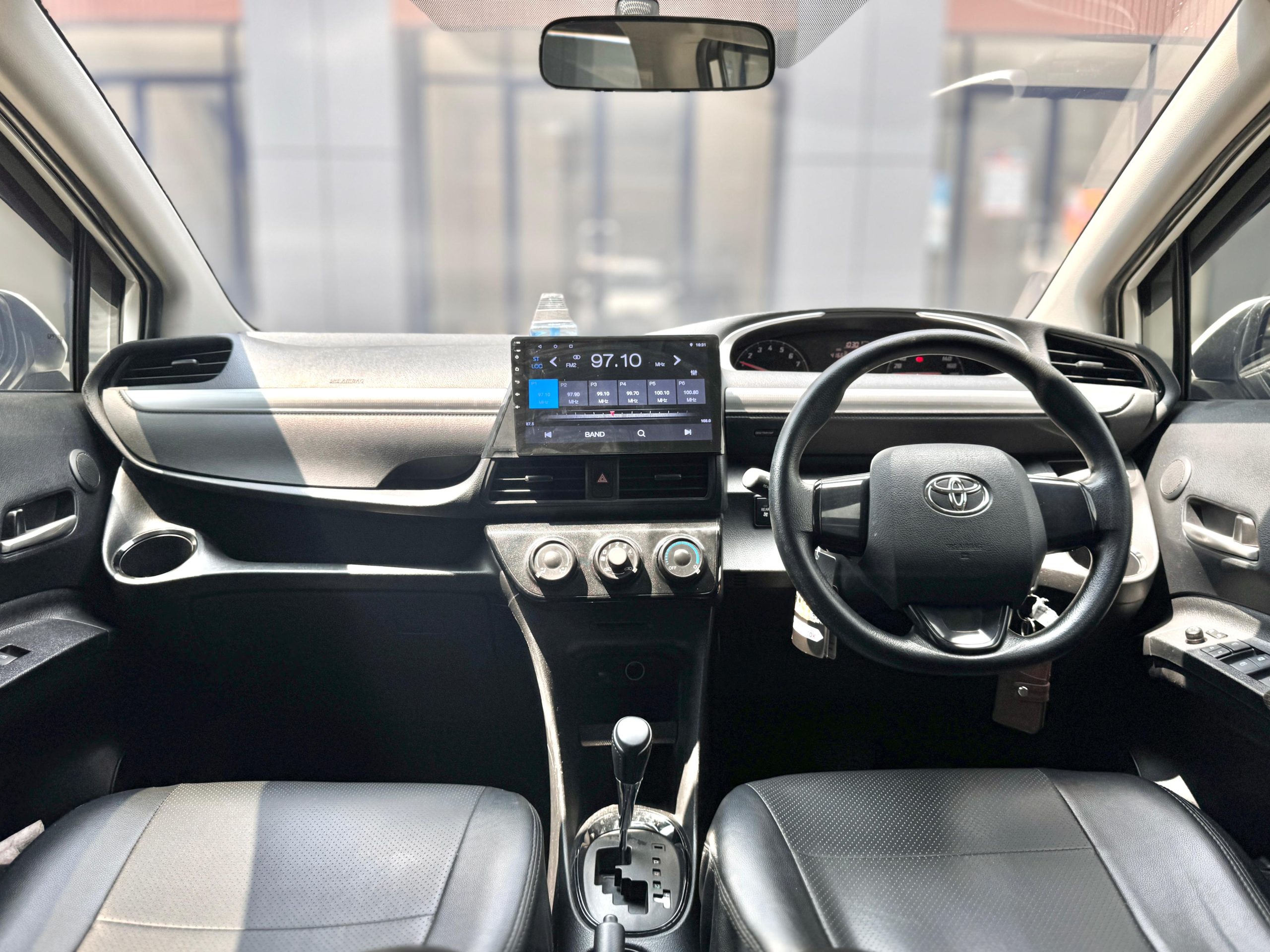 Toyota Sienta G AT Putih - Gambar 11