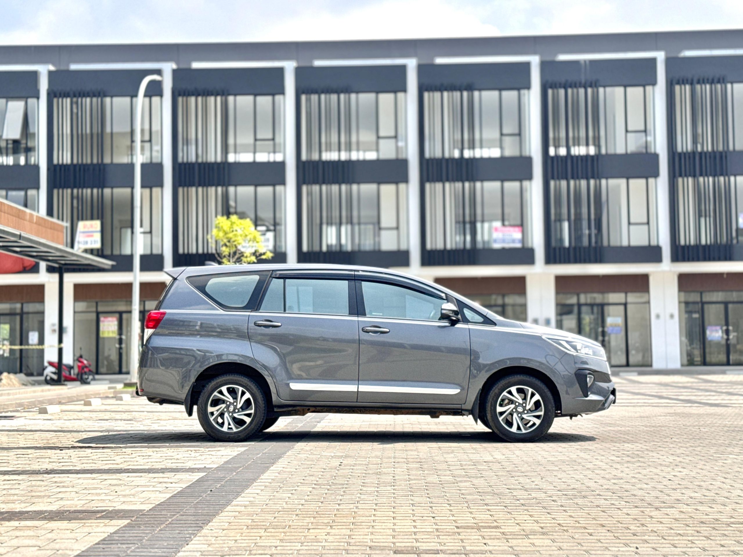 Toyota Innova 2.4 G Mt Abu - Gambar 2