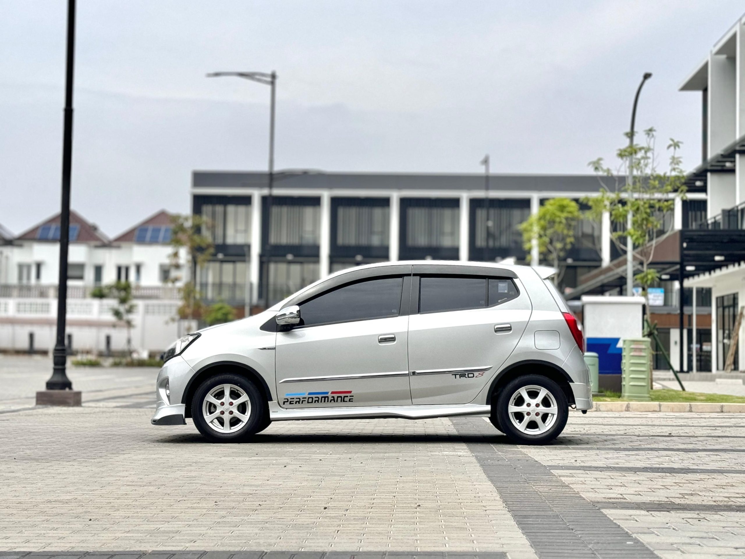 Toyota Agya 1.0 Trd AT Silver - Gambar 4