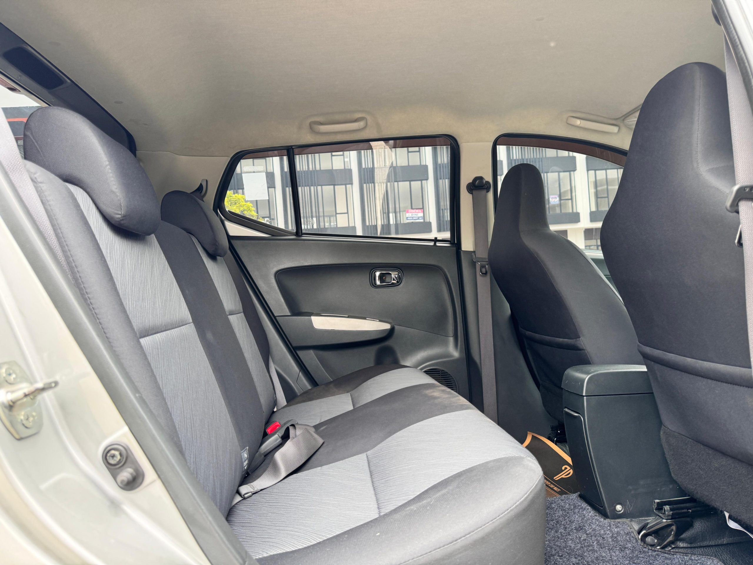 Toyota Agya 1.0 Trd AT Silver - Gambar 8