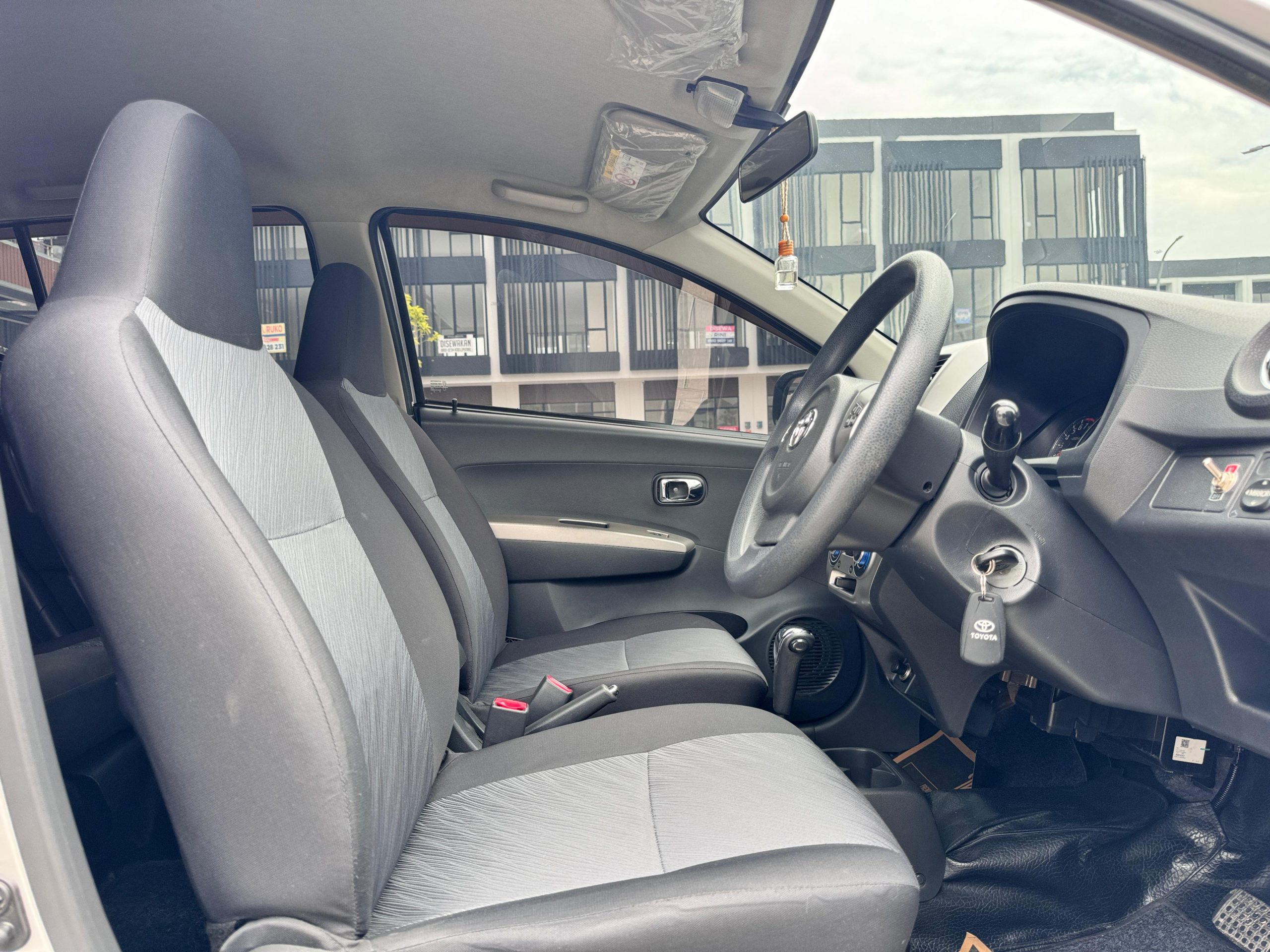 Toyota Agya 1.0 Trd AT Silver - Gambar 12