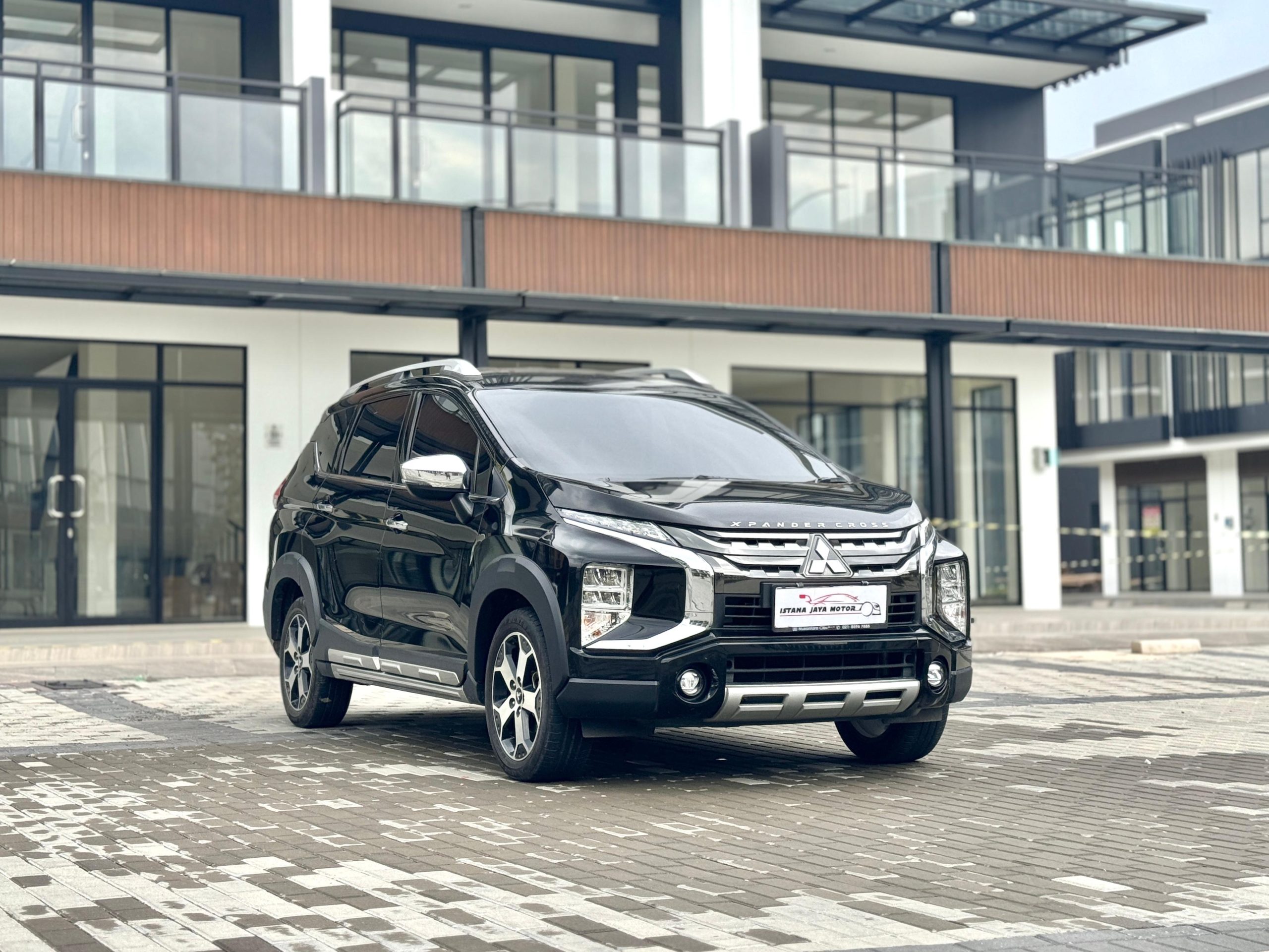 Mitsubishi Xpander Cross Premium hitam - Gambar 2