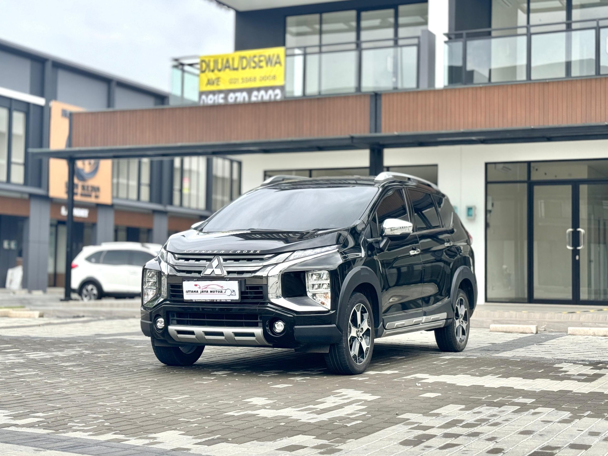 Mitsubishi Xpander Cross Premium hitam - Gambar 3