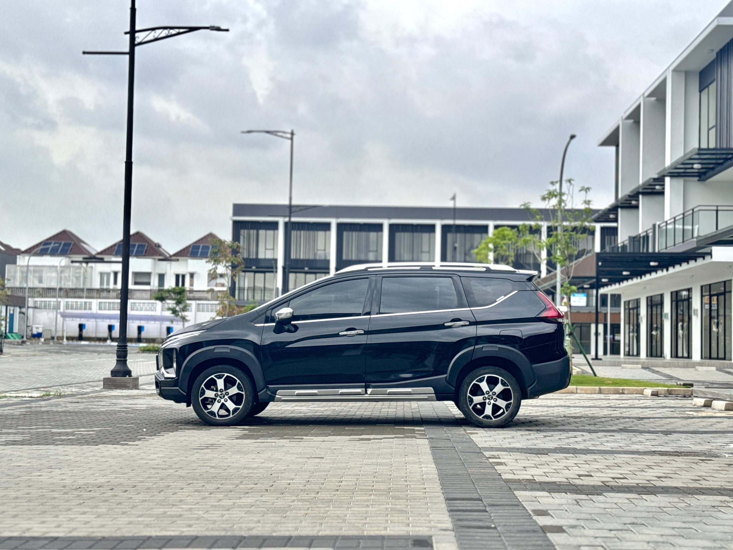 Mitsubishi Xpander Cross Premium hitam - Gambar 4