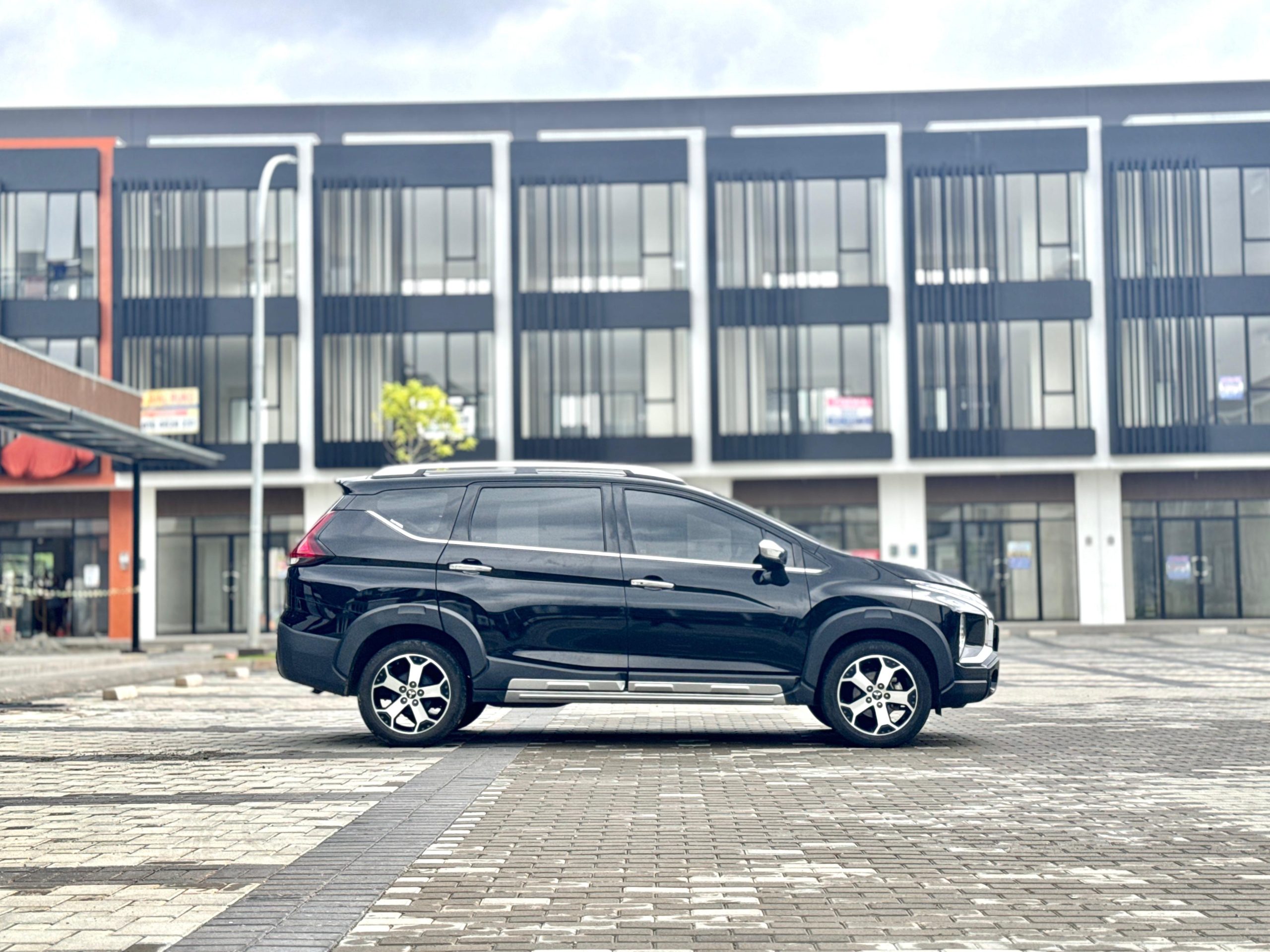 Mitsubishi Xpander Cross Premium hitam - Gambar 5
