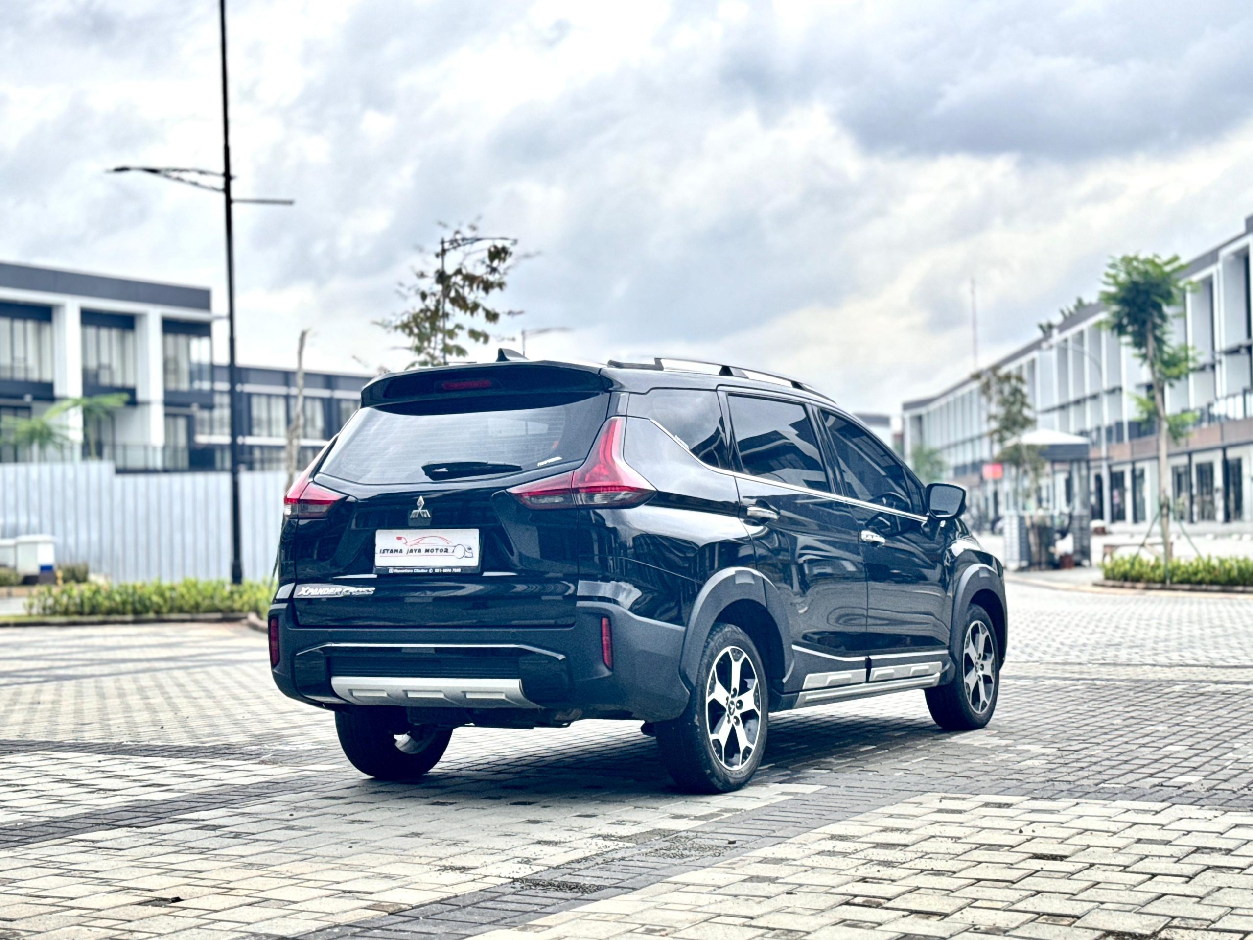 Mitsubishi Xpander Cross Premium hitam - Gambar 6