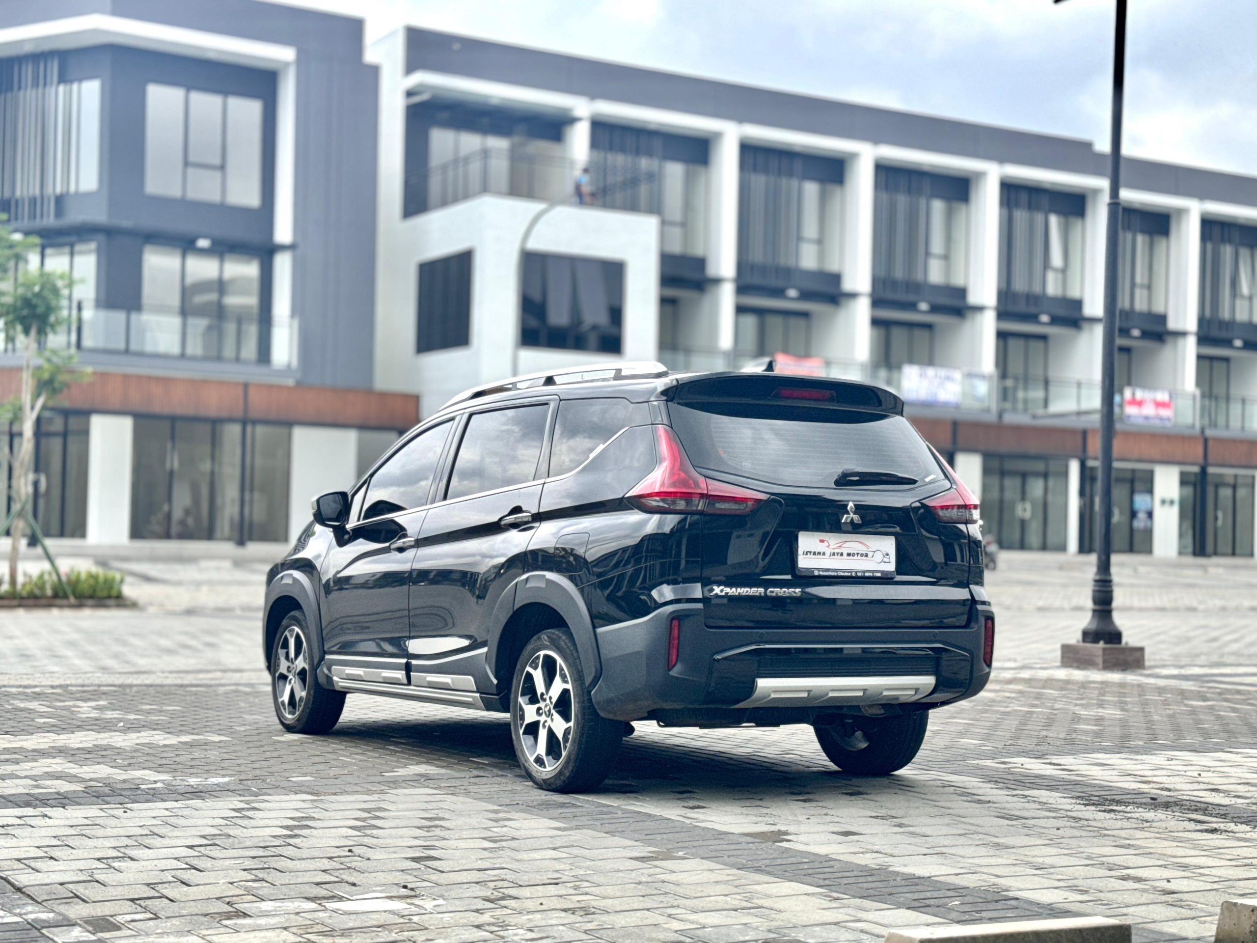 Mitsubishi Xpander Cross Premium hitam - Gambar 7