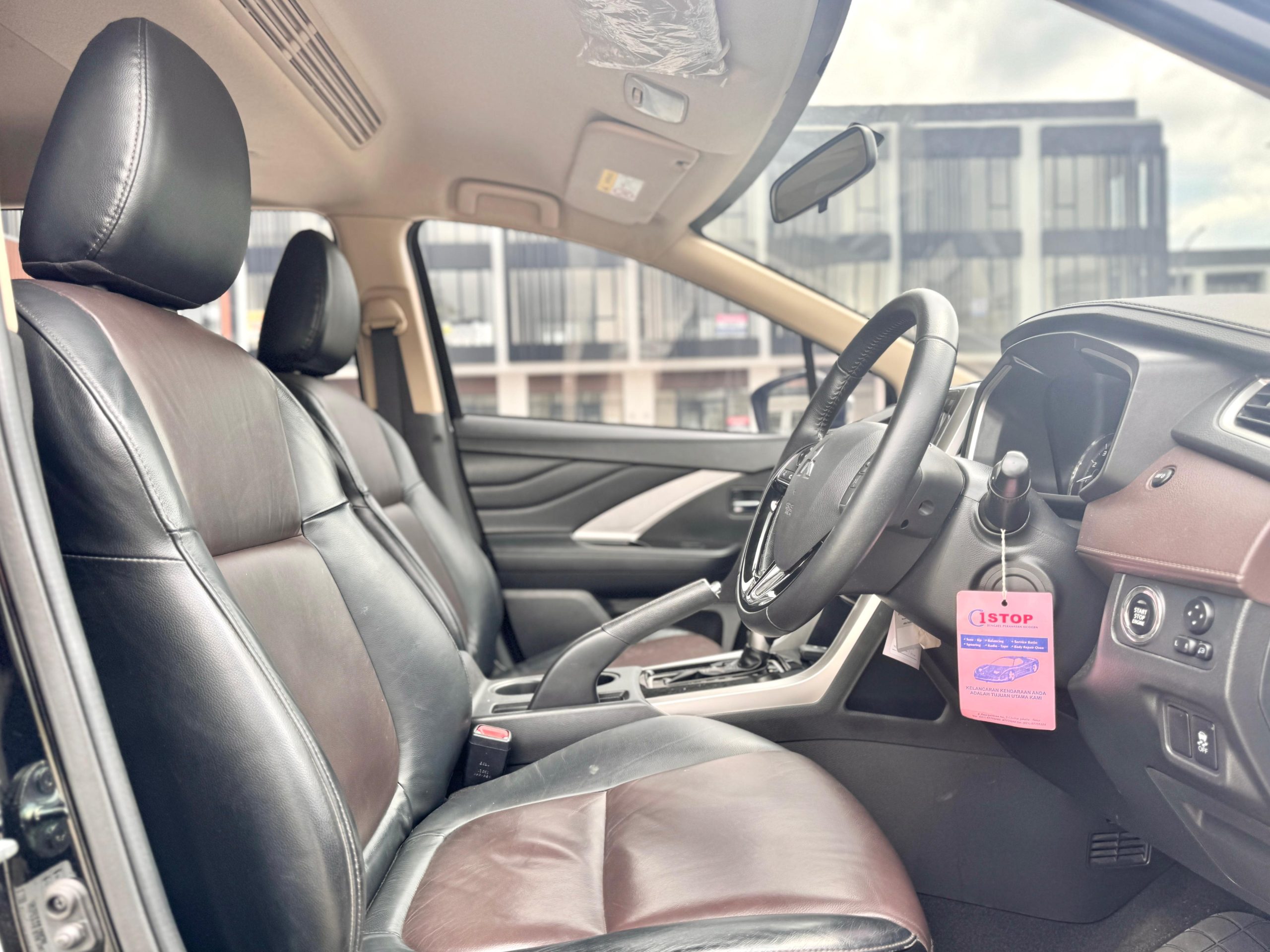 Mitsubishi Xpander Cross Premium hitam - Gambar 8