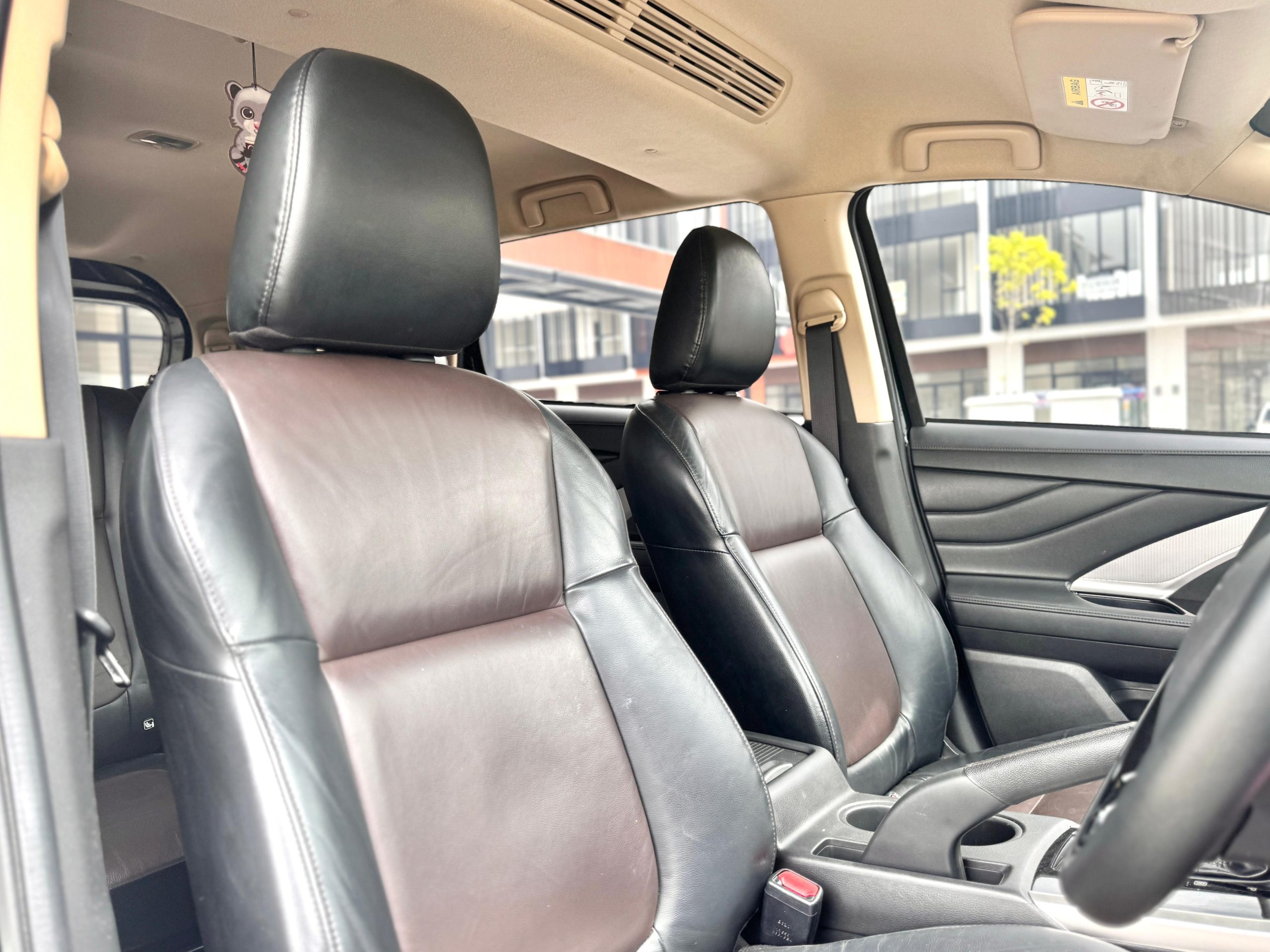 Mitsubishi Xpander Cross Premium hitam - Gambar 9
