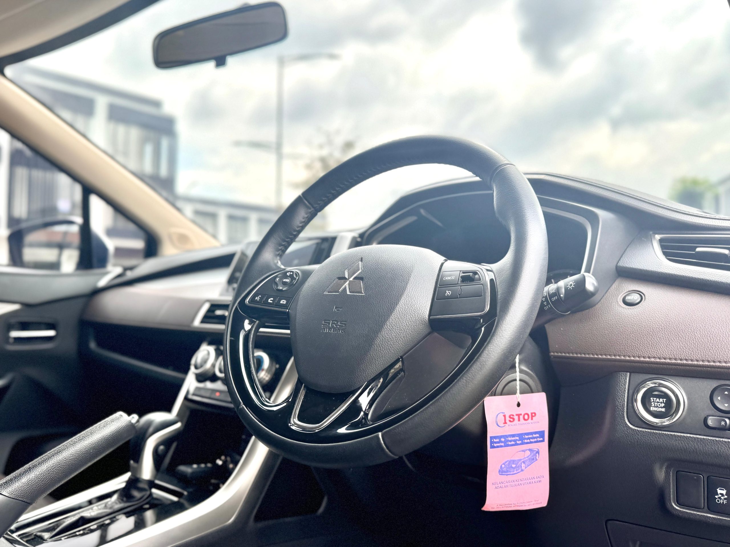 Mitsubishi Xpander Cross Premium hitam - Gambar 10