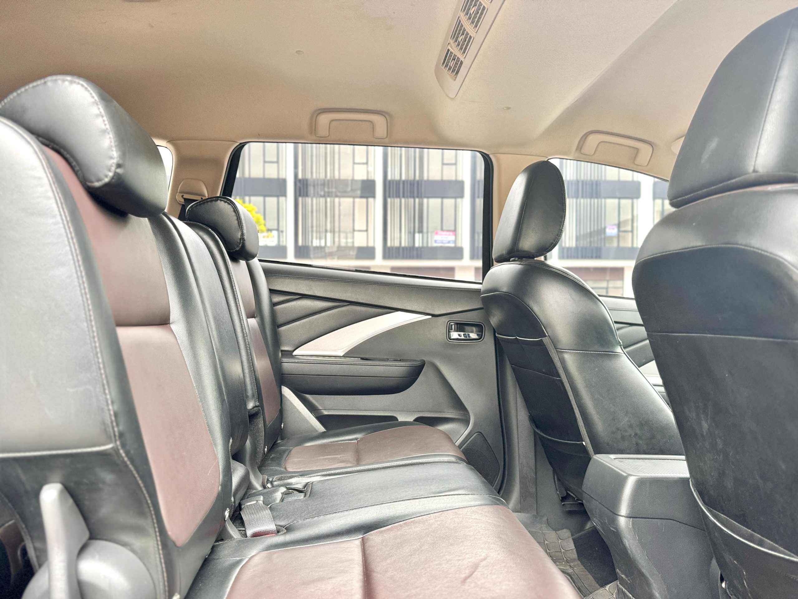 Mitsubishi Xpander Cross Premium hitam - Gambar 11