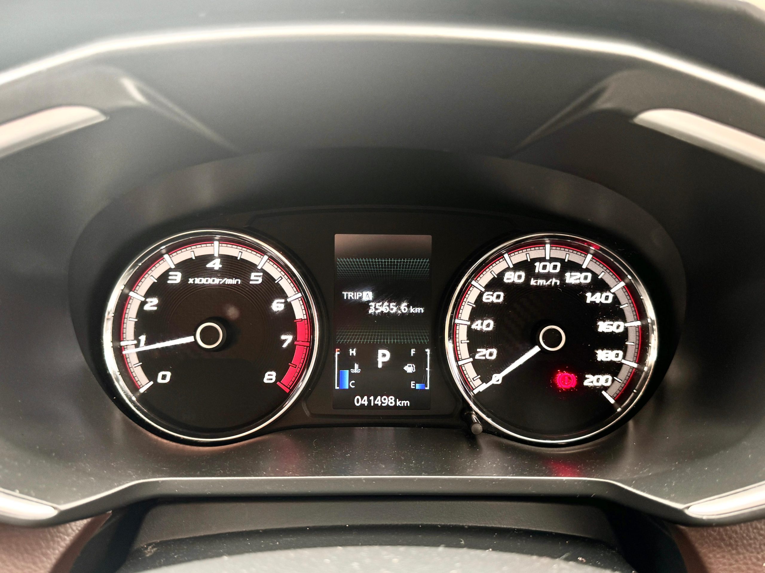 Mitsubishi Xpander Cross Premium hitam - Gambar 13