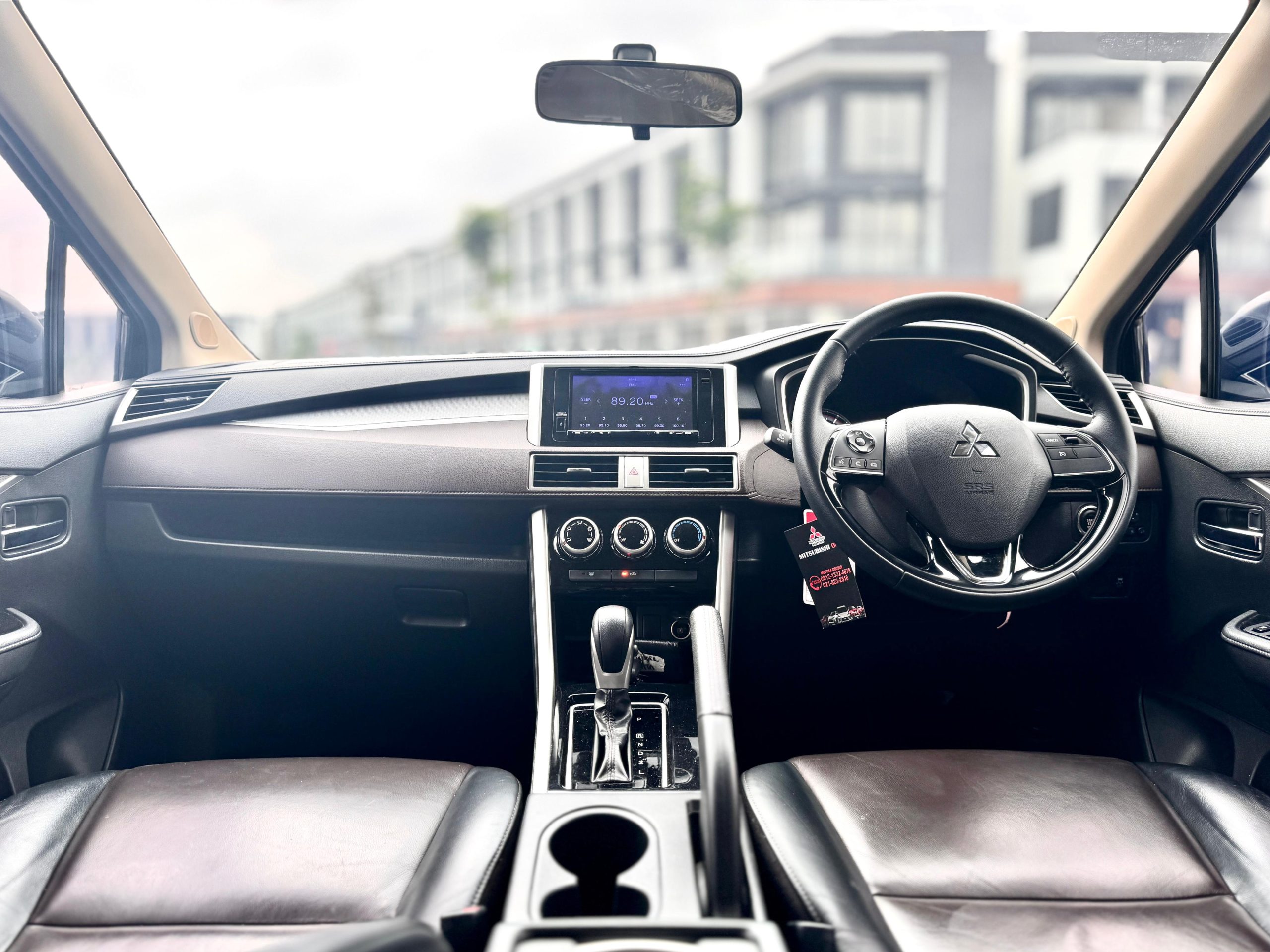 Mitsubishi Xpander Cross Premium hitam - Gambar 14