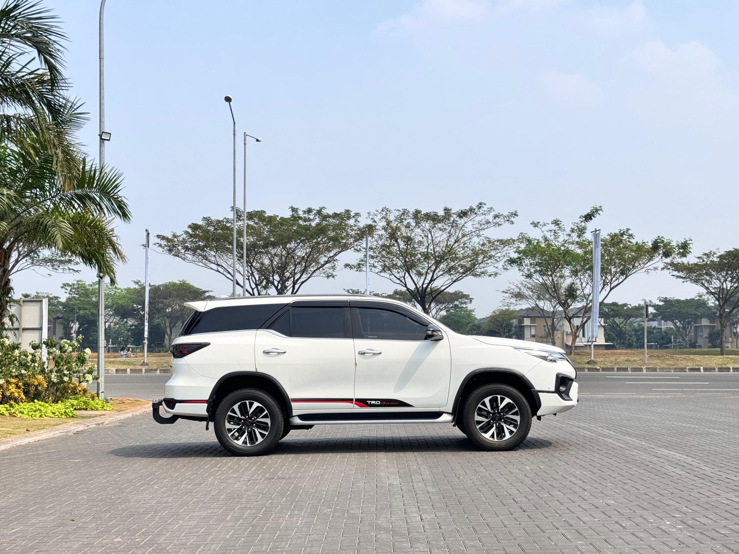 Toyota Fortuner 2.4 VRZ TRD PUTIH - Gambar 2