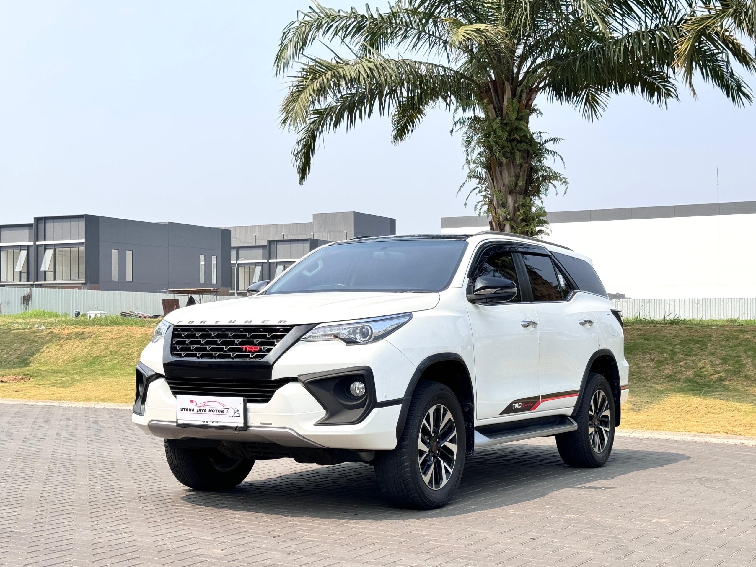 Toyota Fortuner 2.4 VRZ TRD PUTIH - Gambar 3