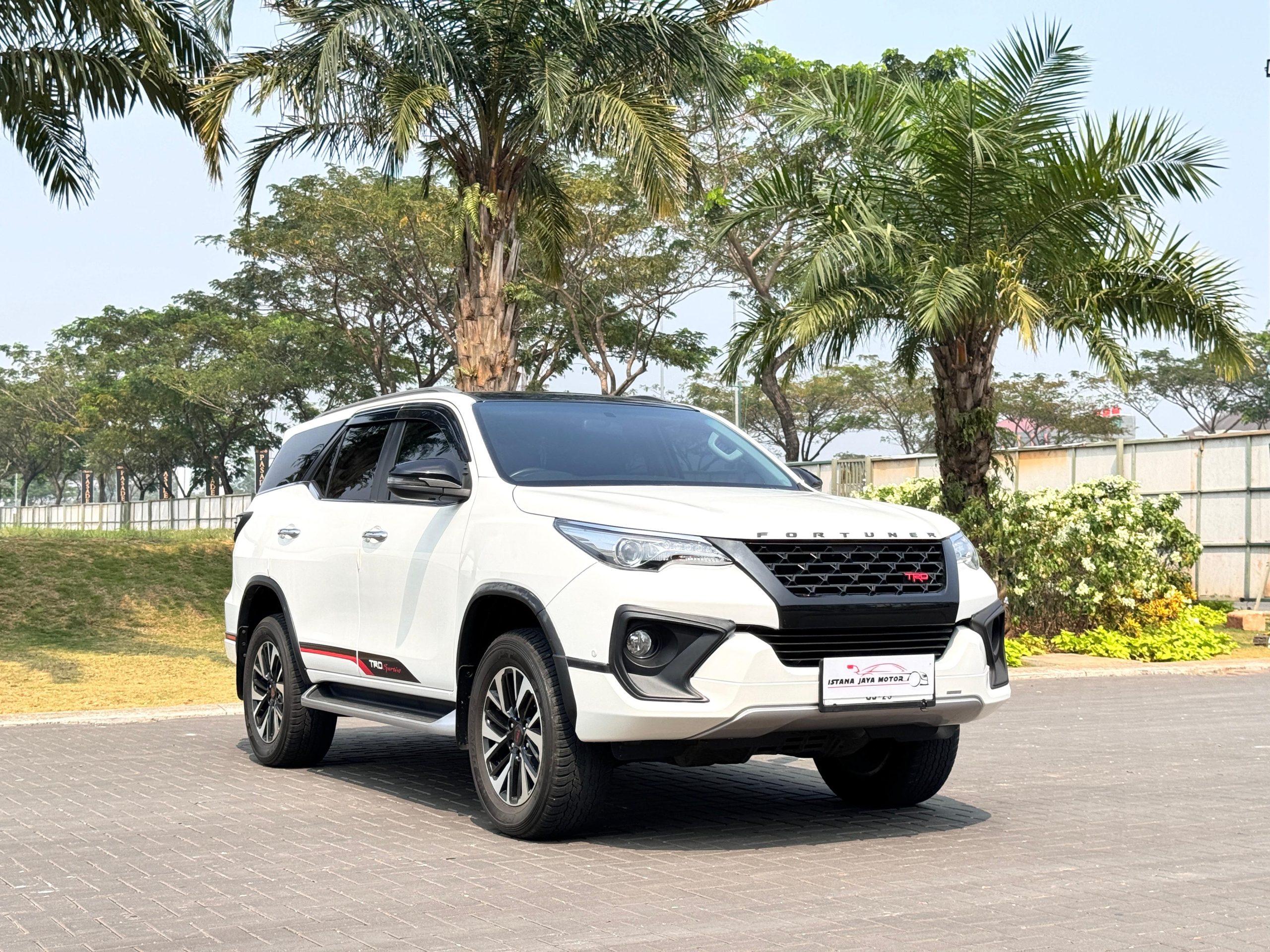 Toyota Fortuner 2.4 VRZ TRD PUTIH - Gambar 4