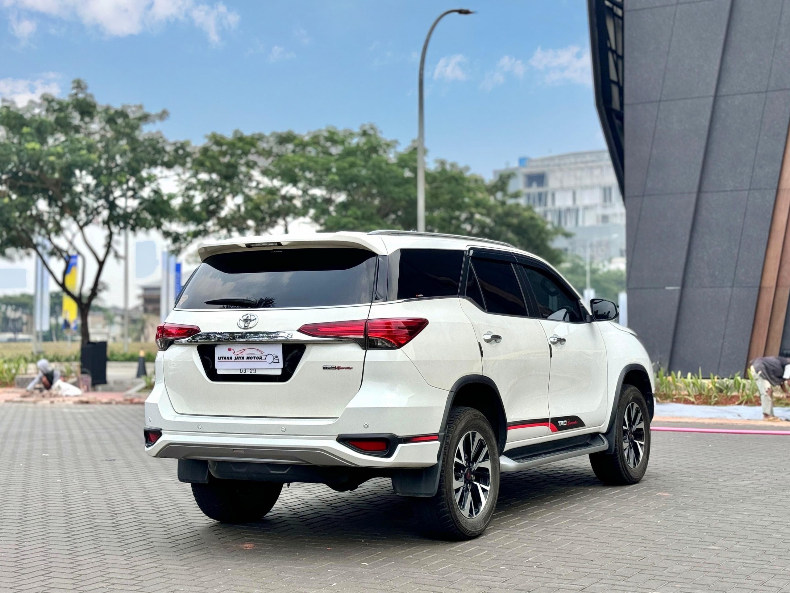 Toyota Fortuner 2.4 VRZ TRD PUTIH - Gambar 5