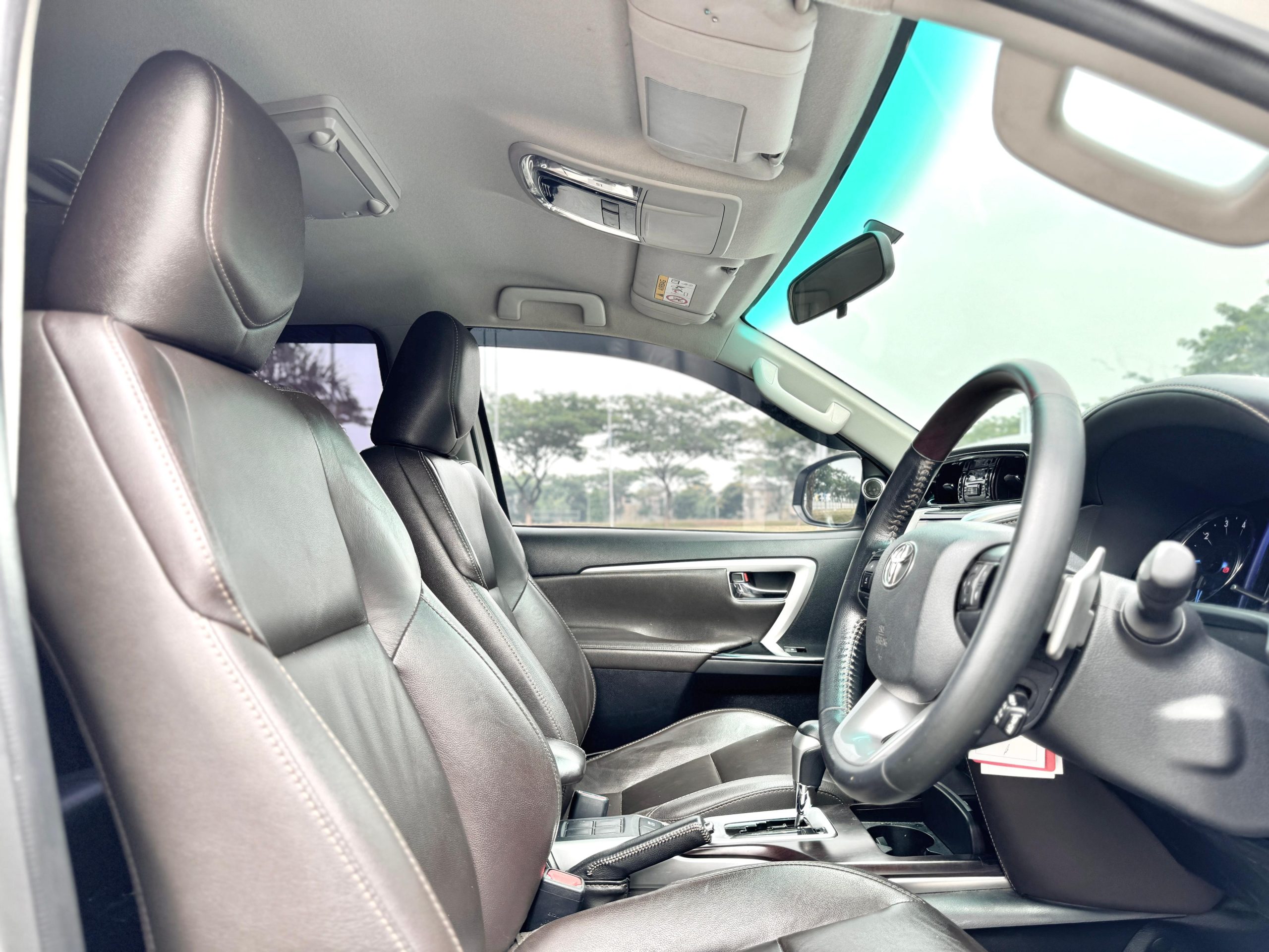 Toyota Fortuner 2.4 VRZ TRD PUTIH - Gambar 7