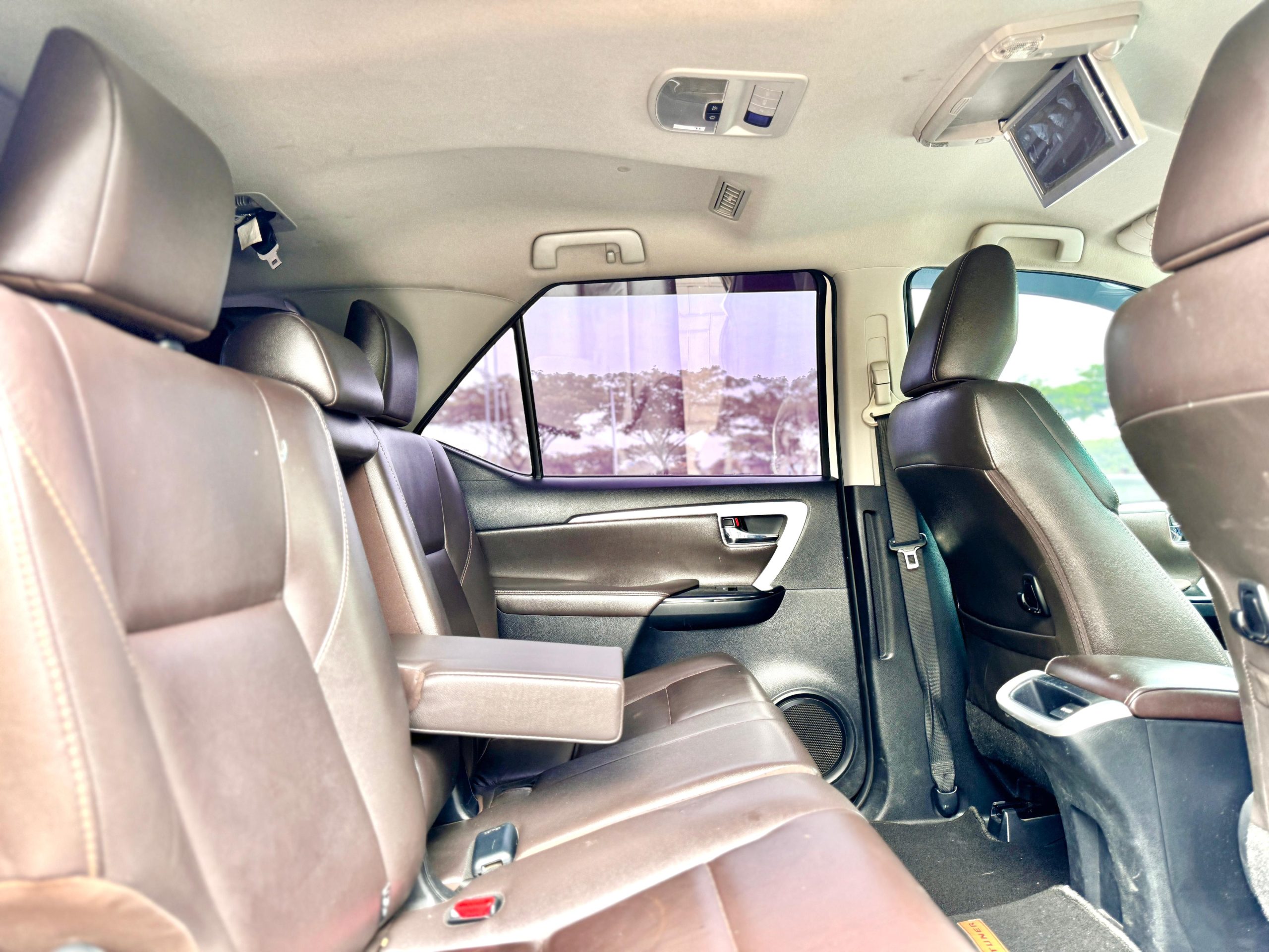 Toyota Fortuner 2.4 VRZ TRD PUTIH - Gambar 8