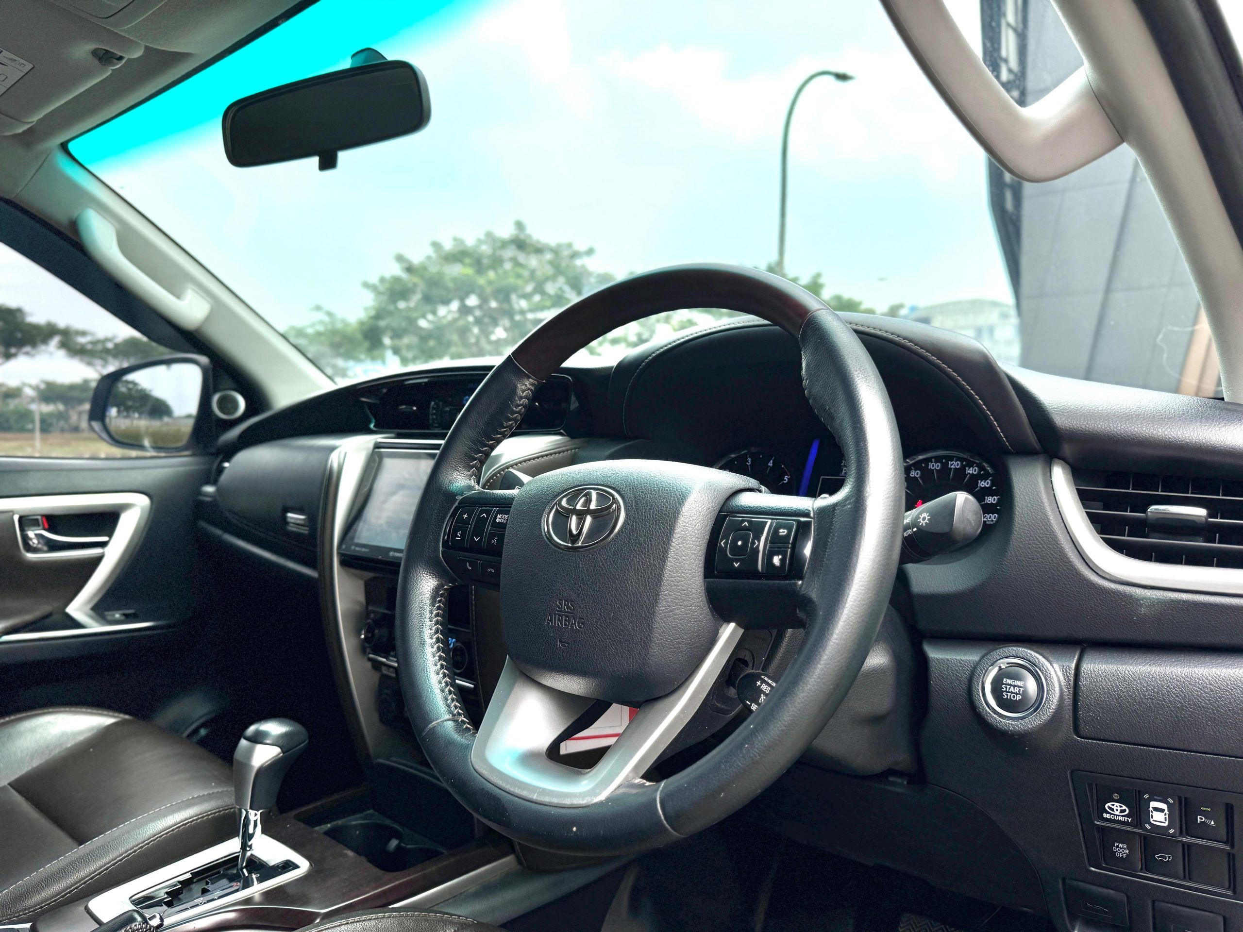 Toyota Fortuner 2.4 VRZ TRD PUTIH - Gambar 10