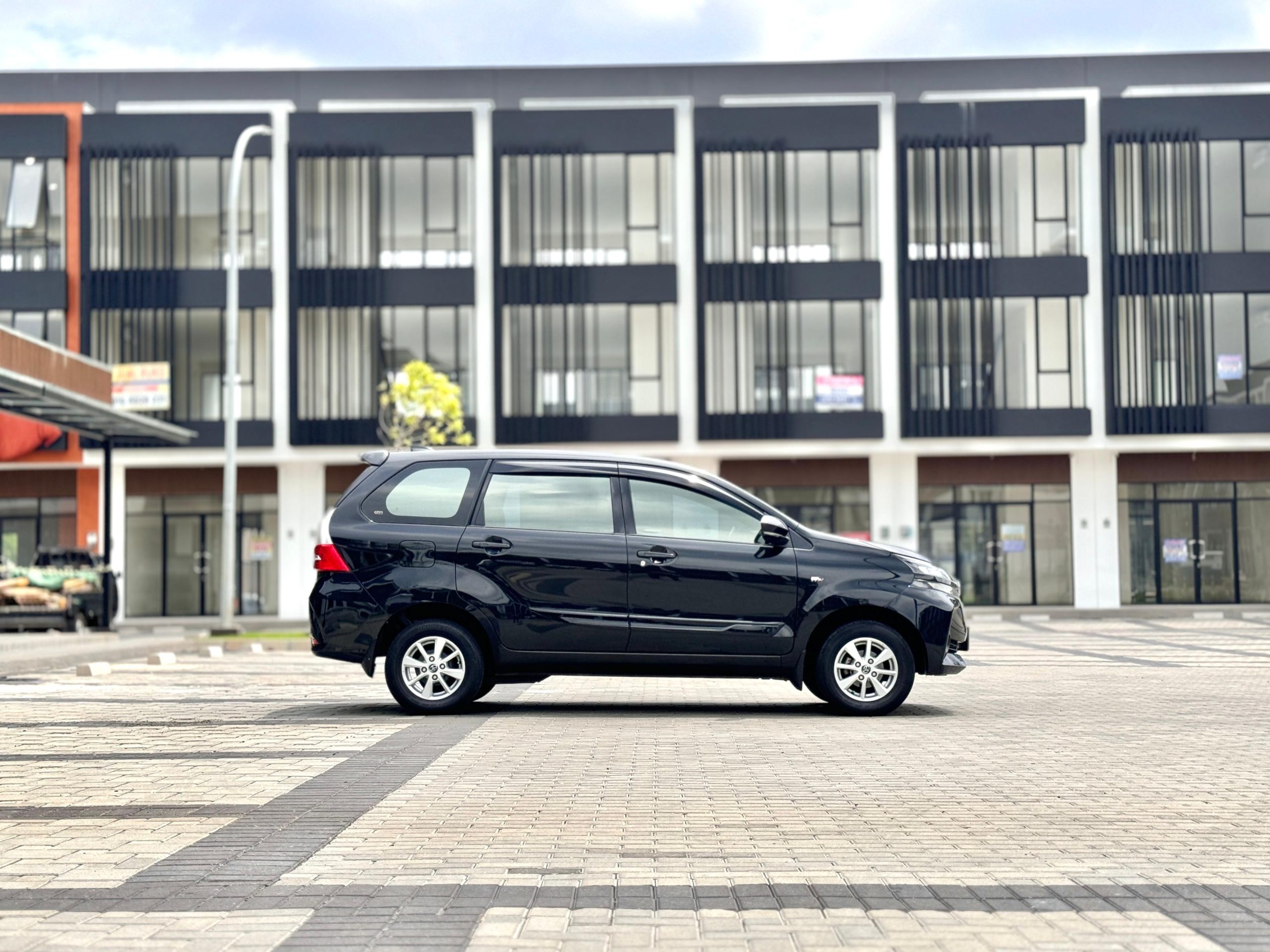 Toyota Avanza 1.3 G AT HITAM - Gambar 4