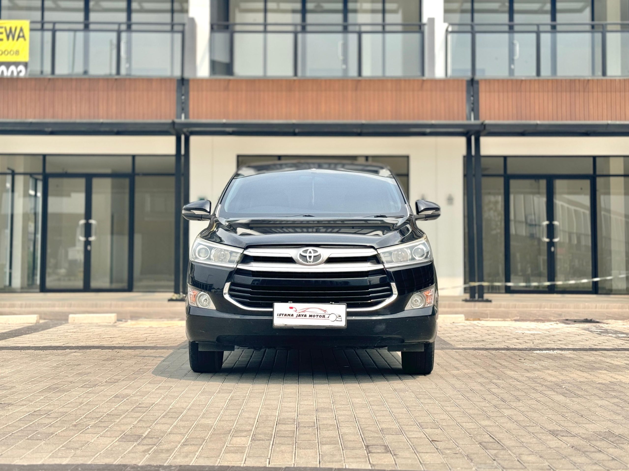 Toyota Innova 2.0 V AT. Hitam