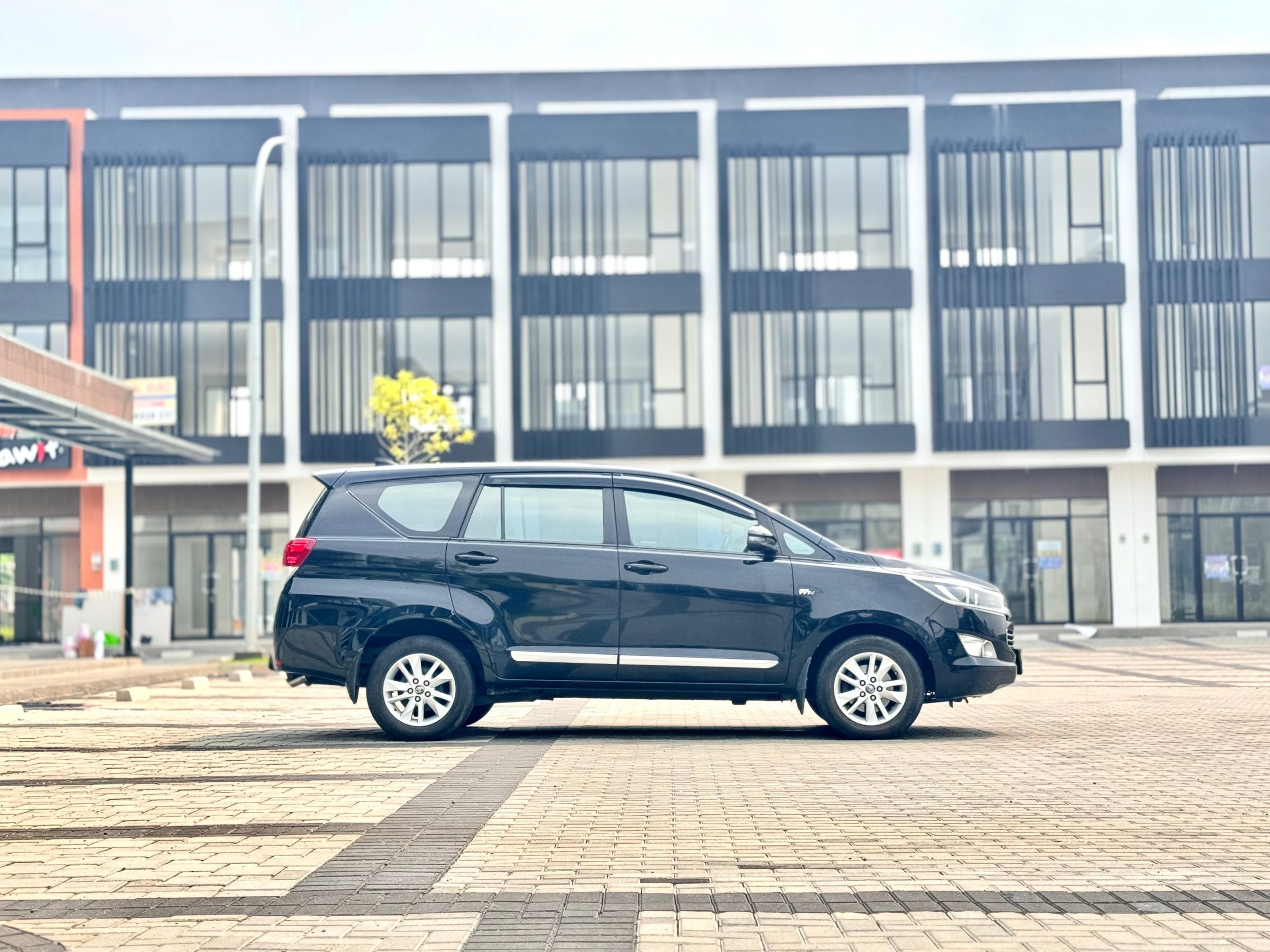 Toyota Innova 2.0 V AT. Hitam - Gambar 4