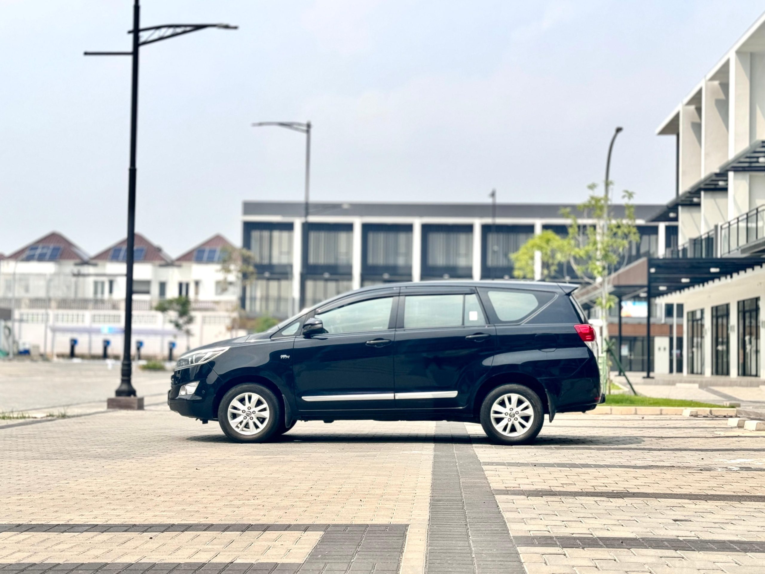 Toyota Innova 2.0 V AT. Hitam - Gambar 5