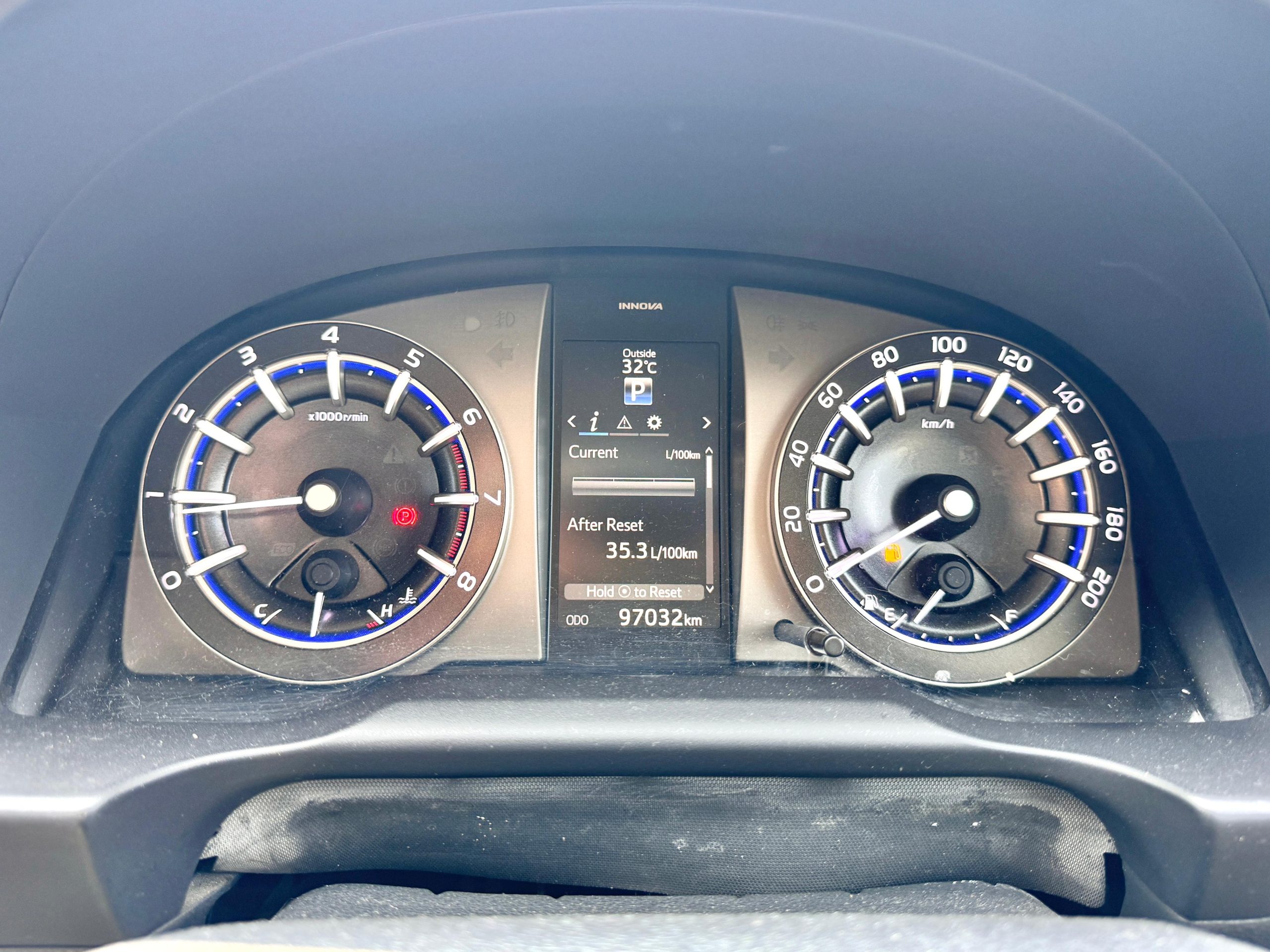 Toyota Innova 2.0 V AT. Hitam - Gambar 14