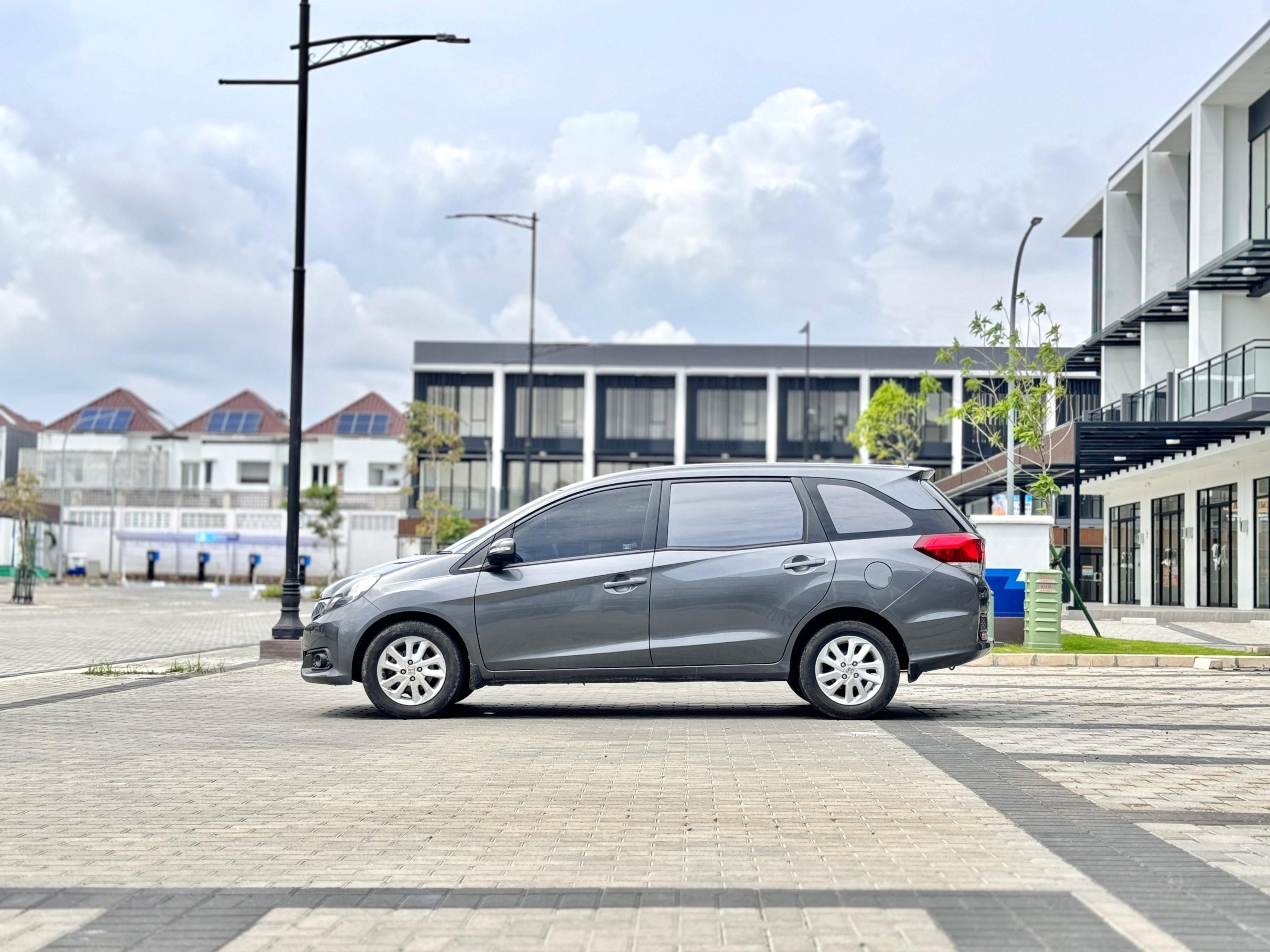 Honda Mobilio E AT Abu - Gambar 2