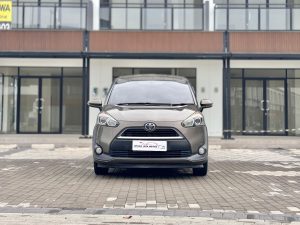 Toyota Sienta V AT Coklat