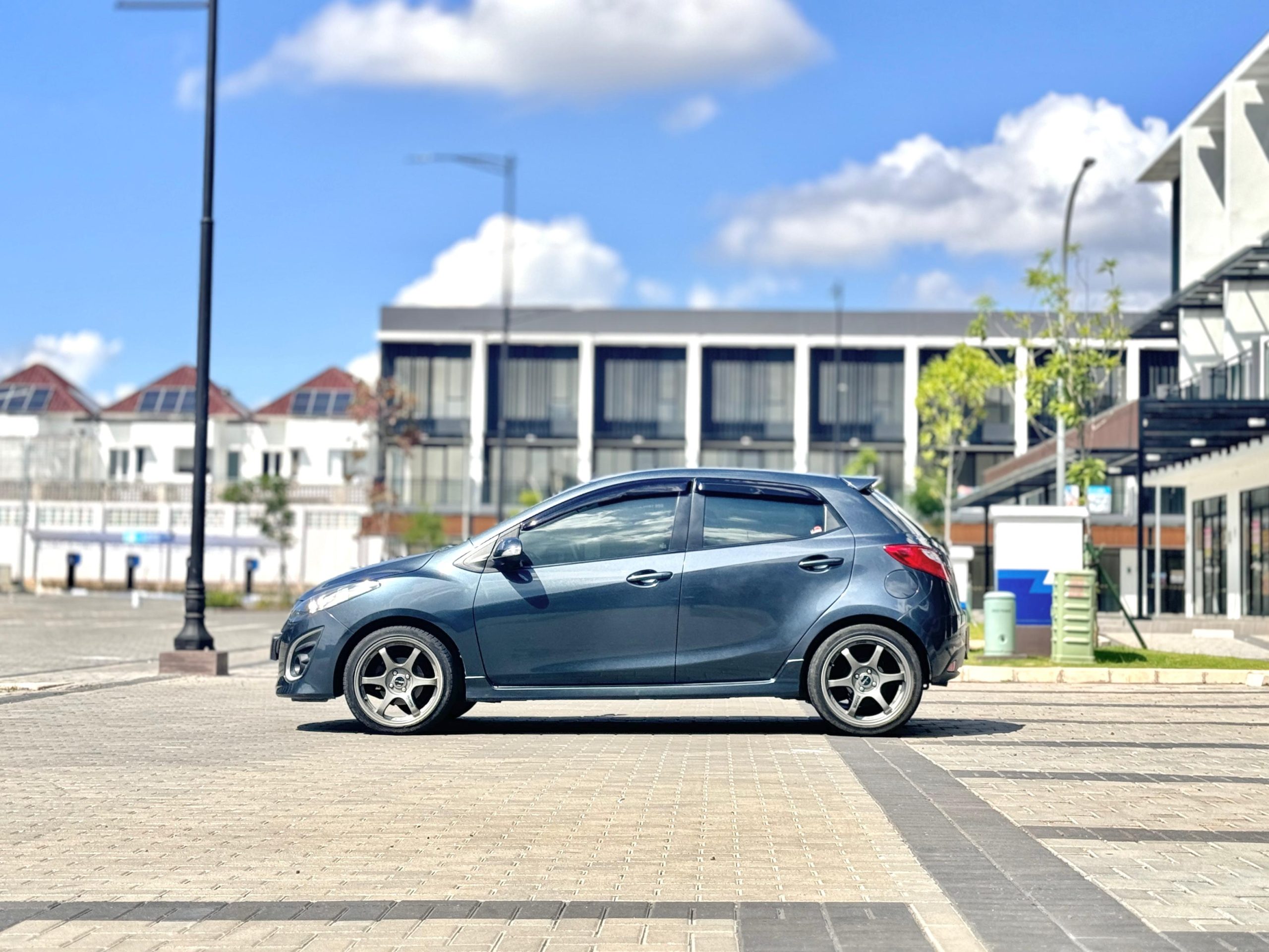 Mazda 2 R AT Abu - Gambar 2