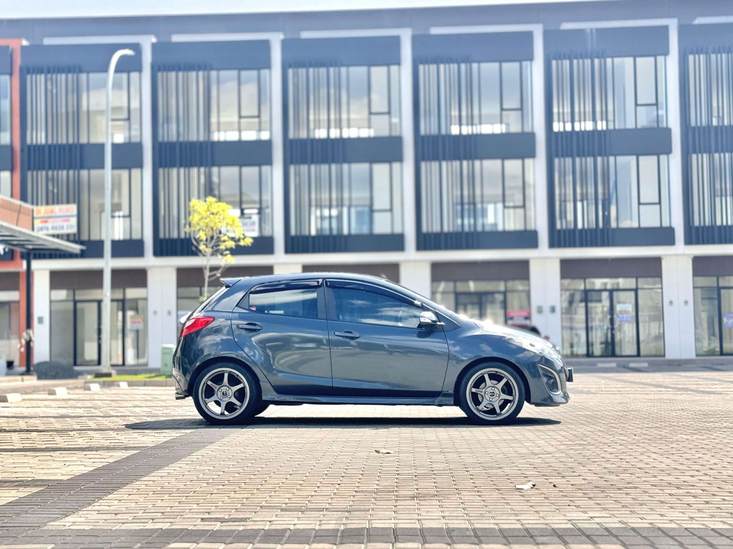 Mazda 2 R AT Abu - Gambar 4