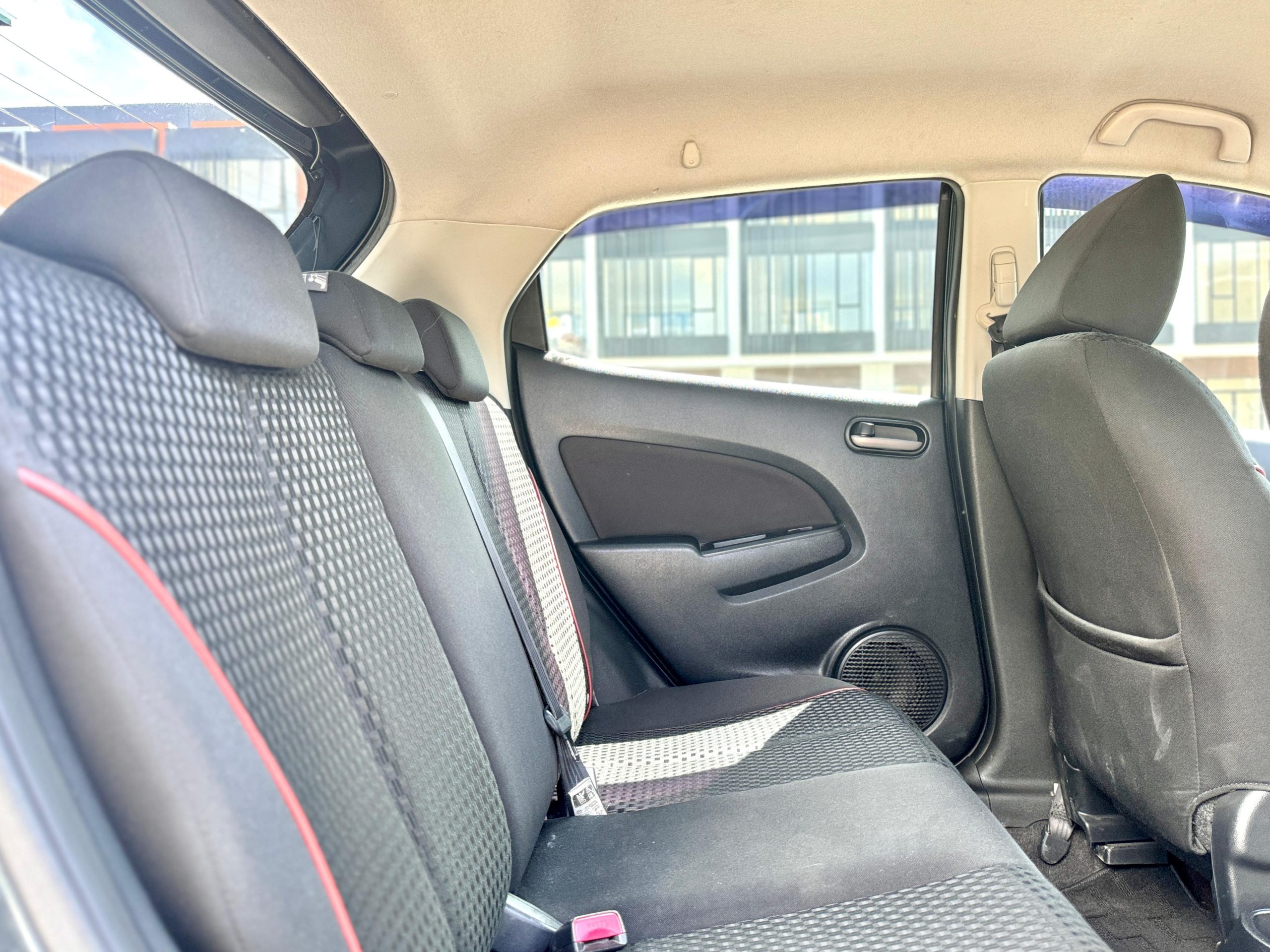 Mazda 2 R AT Abu - Gambar 8