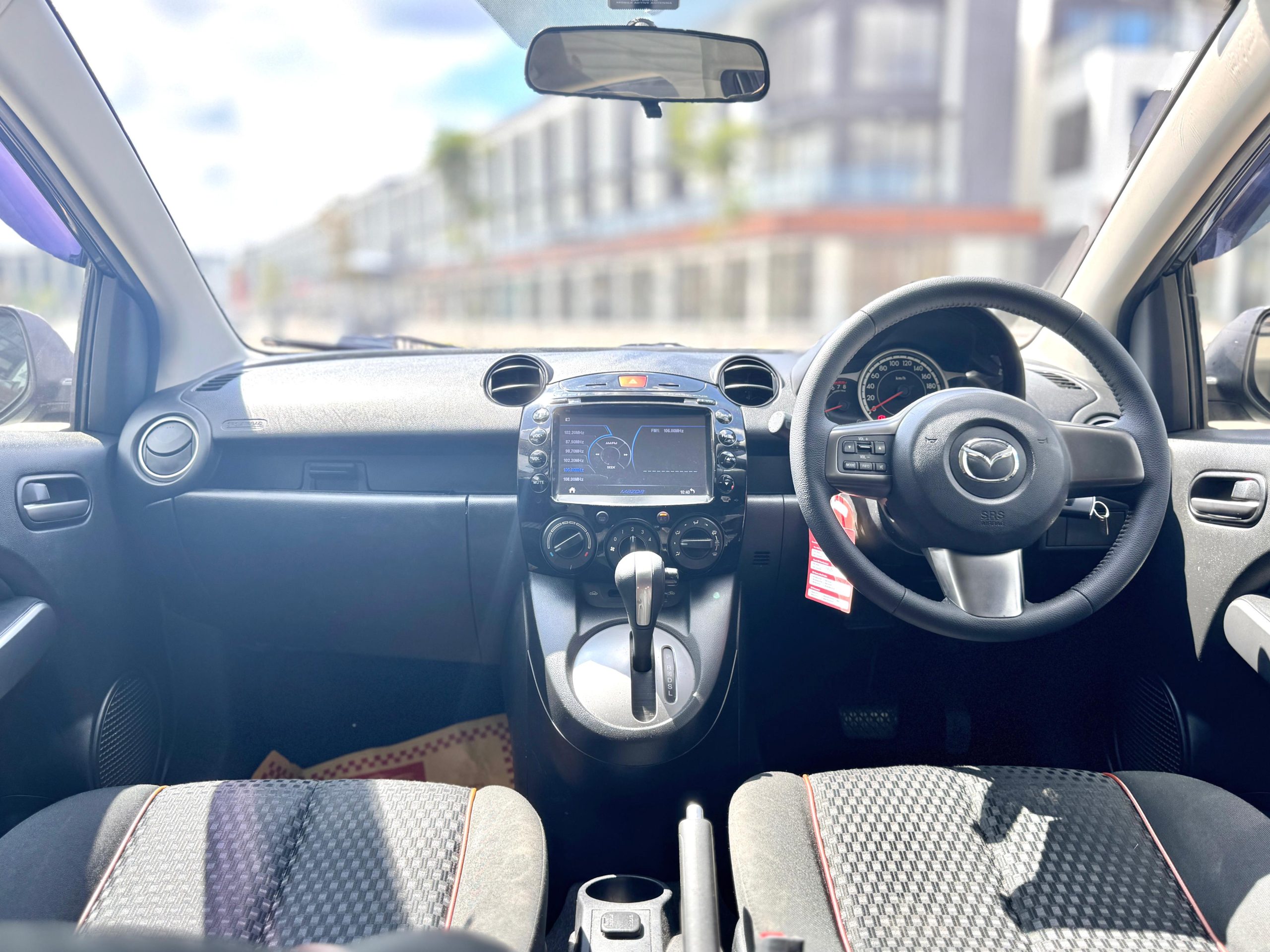 Mazda 2 R AT Abu - Gambar 9