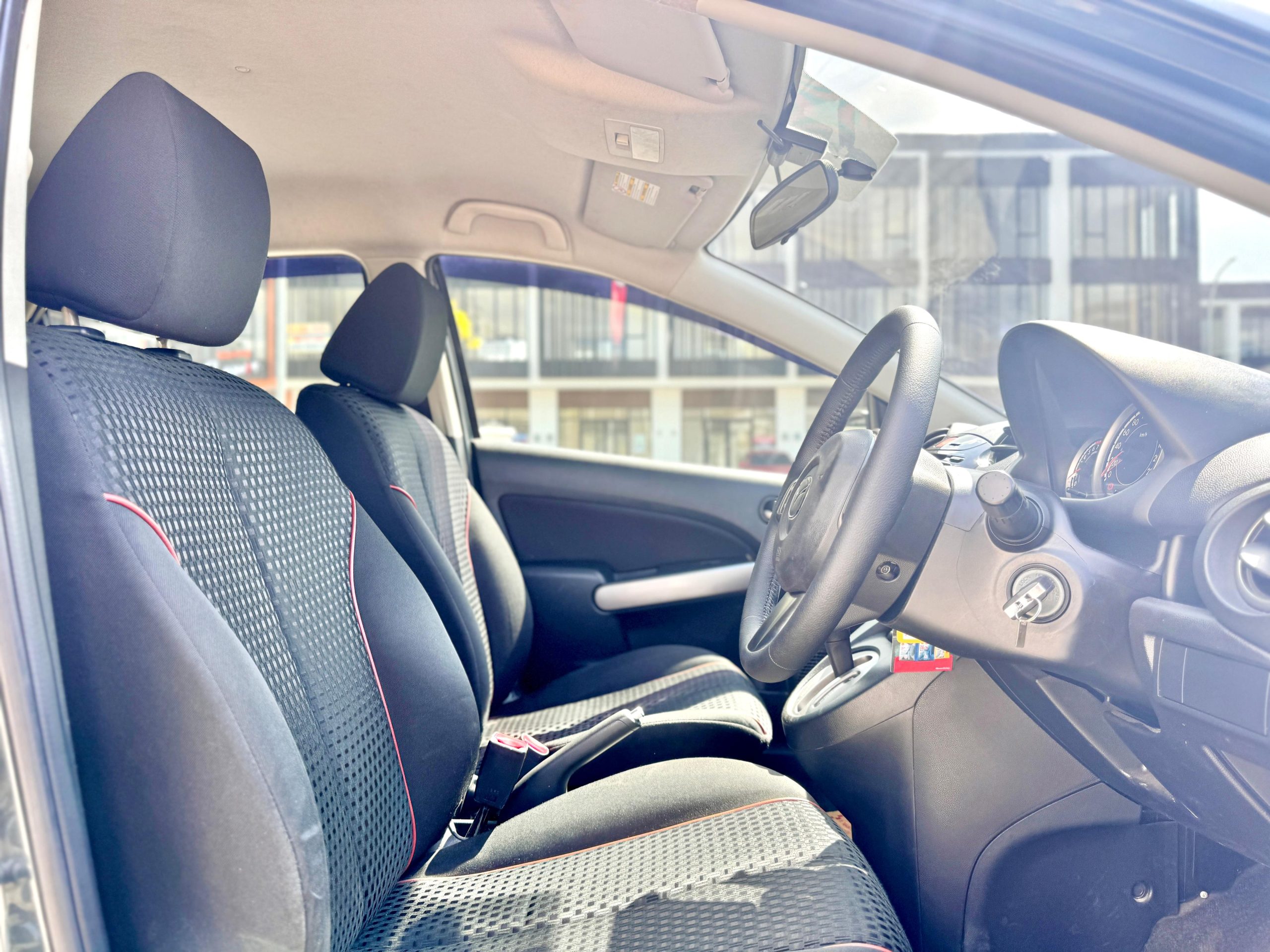 Mazda 2 R AT Abu - Gambar 12