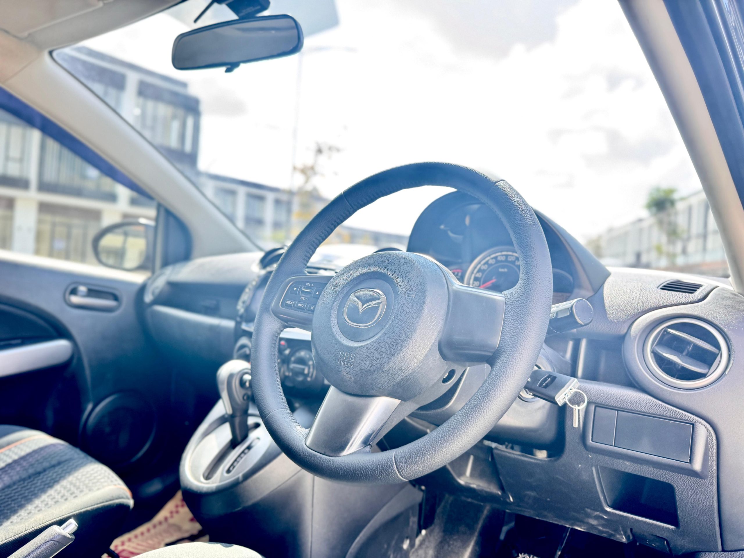 Mazda 2 R AT Abu - Gambar 13