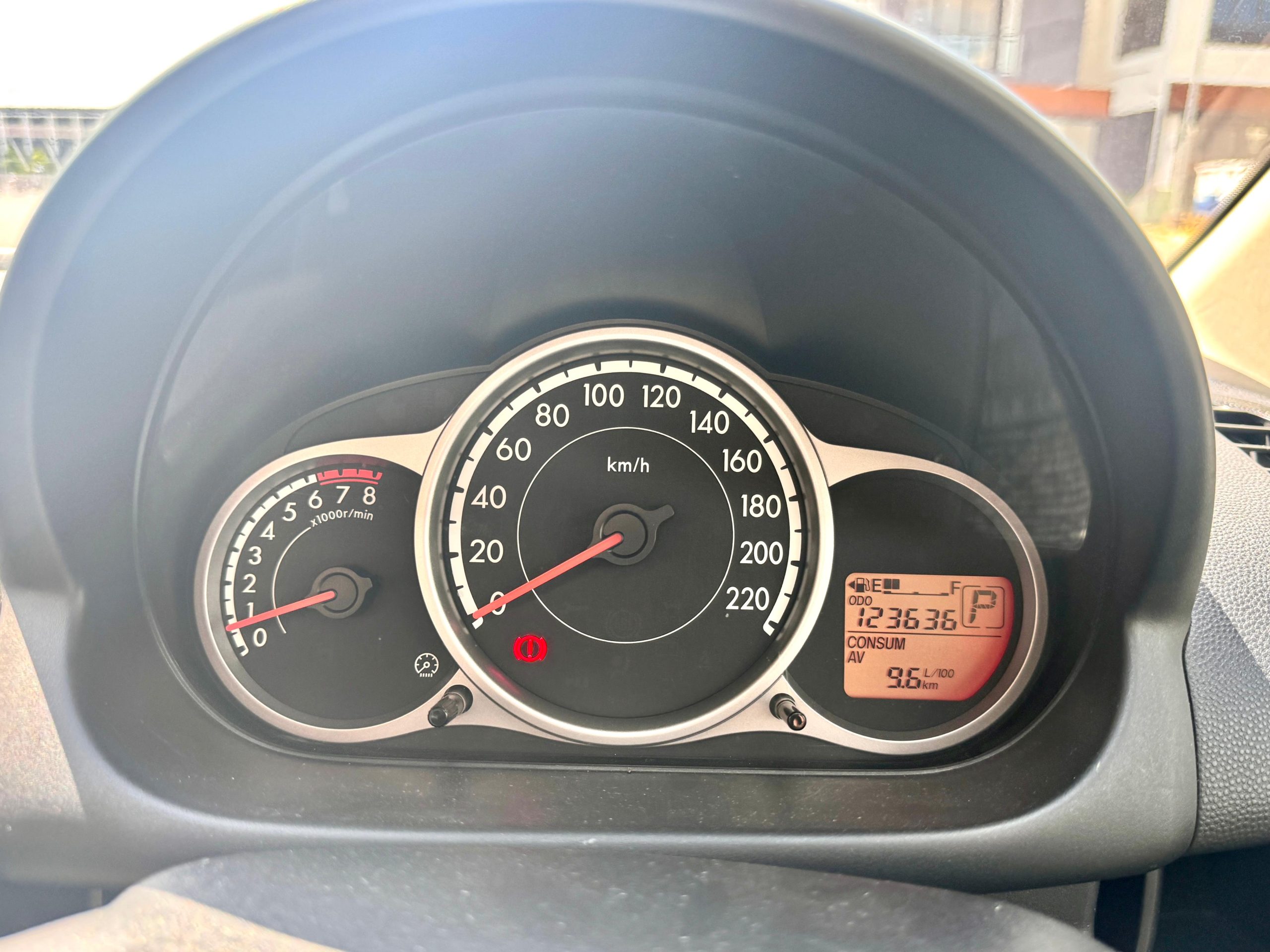 Mazda 2 R AT Abu - Gambar 14