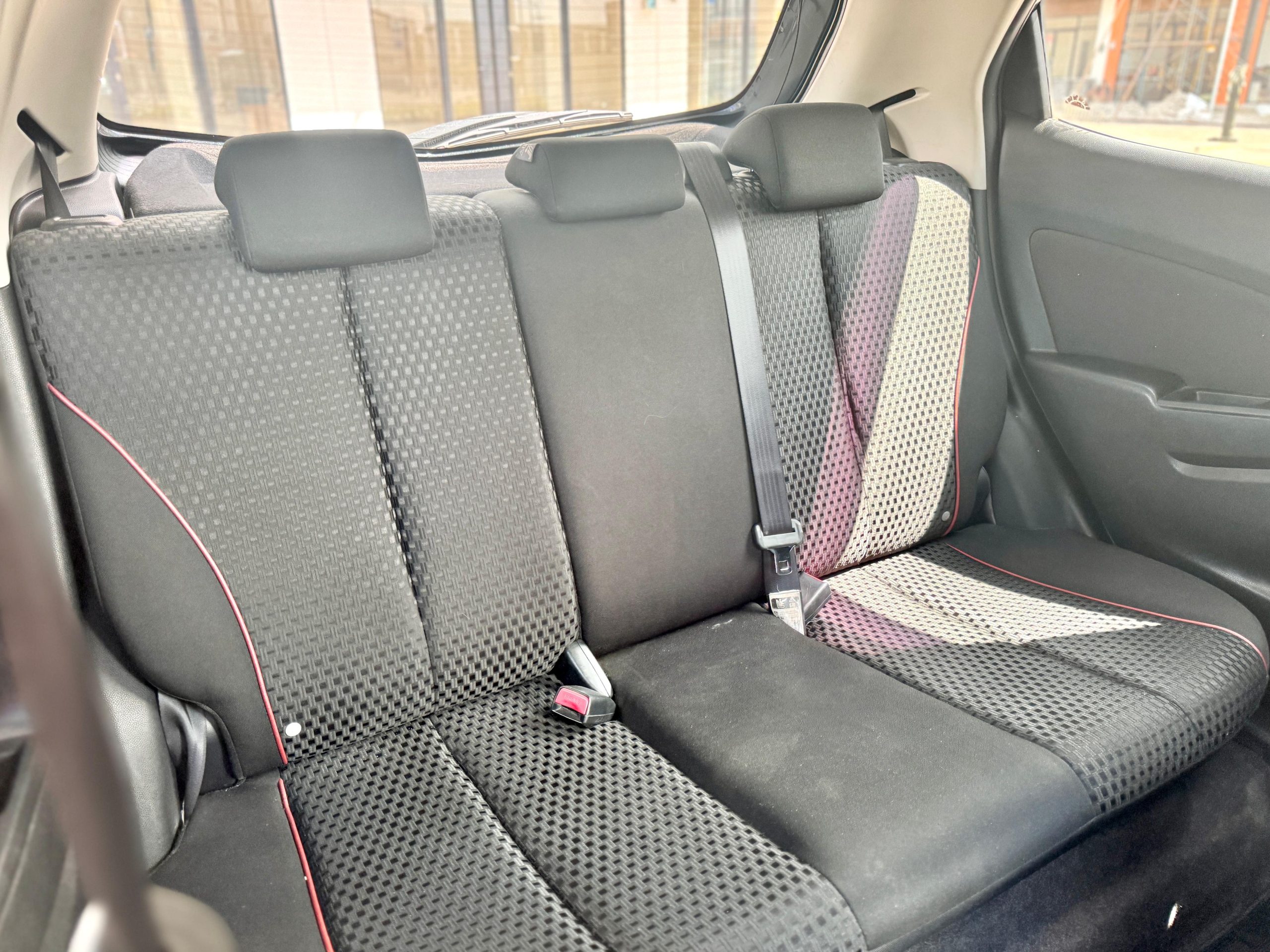 Mazda 2 R AT Abu - Gambar 15