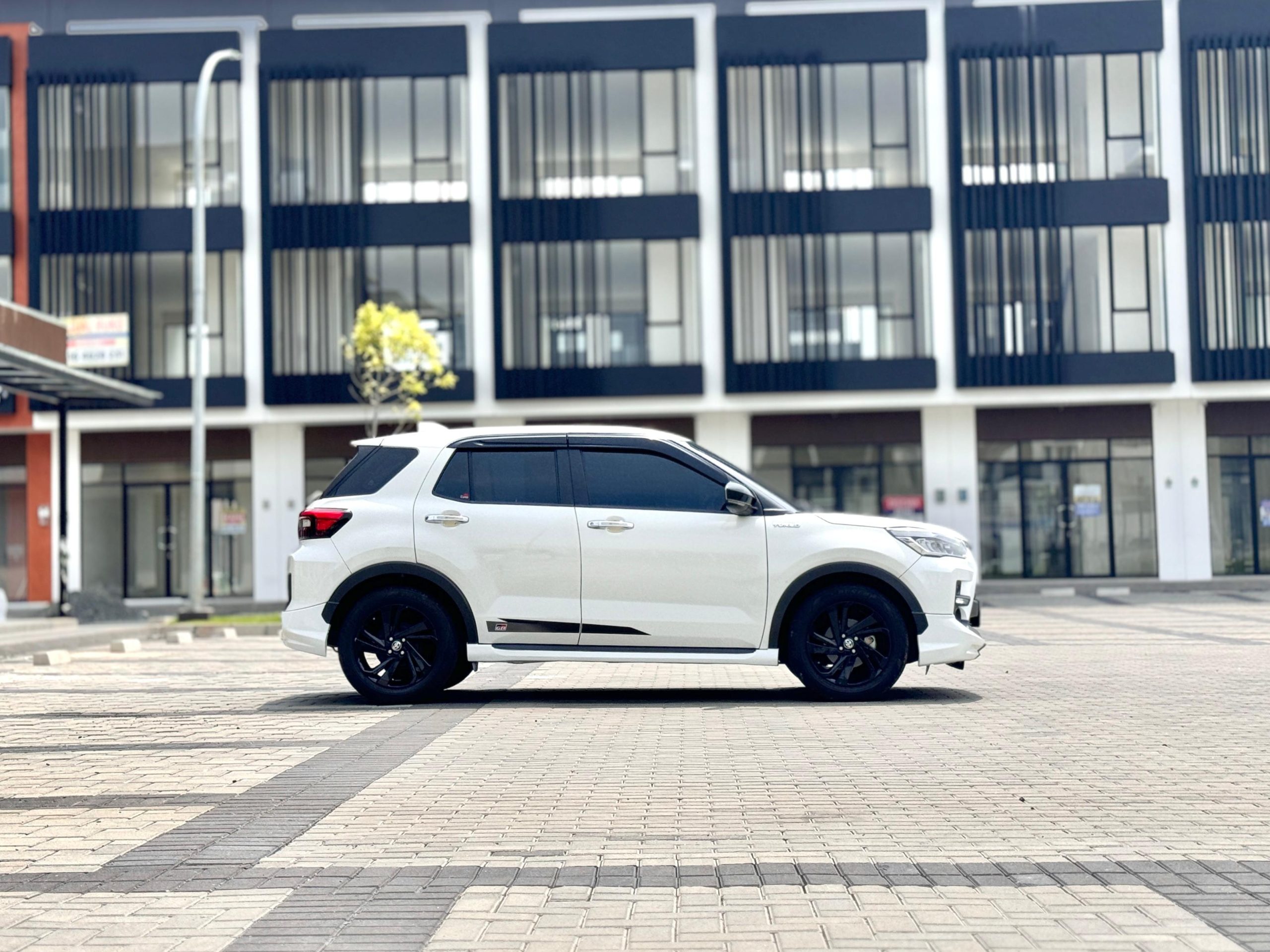 Toyota Raize 1.0 Gr Sport At Putih - Gambar 2