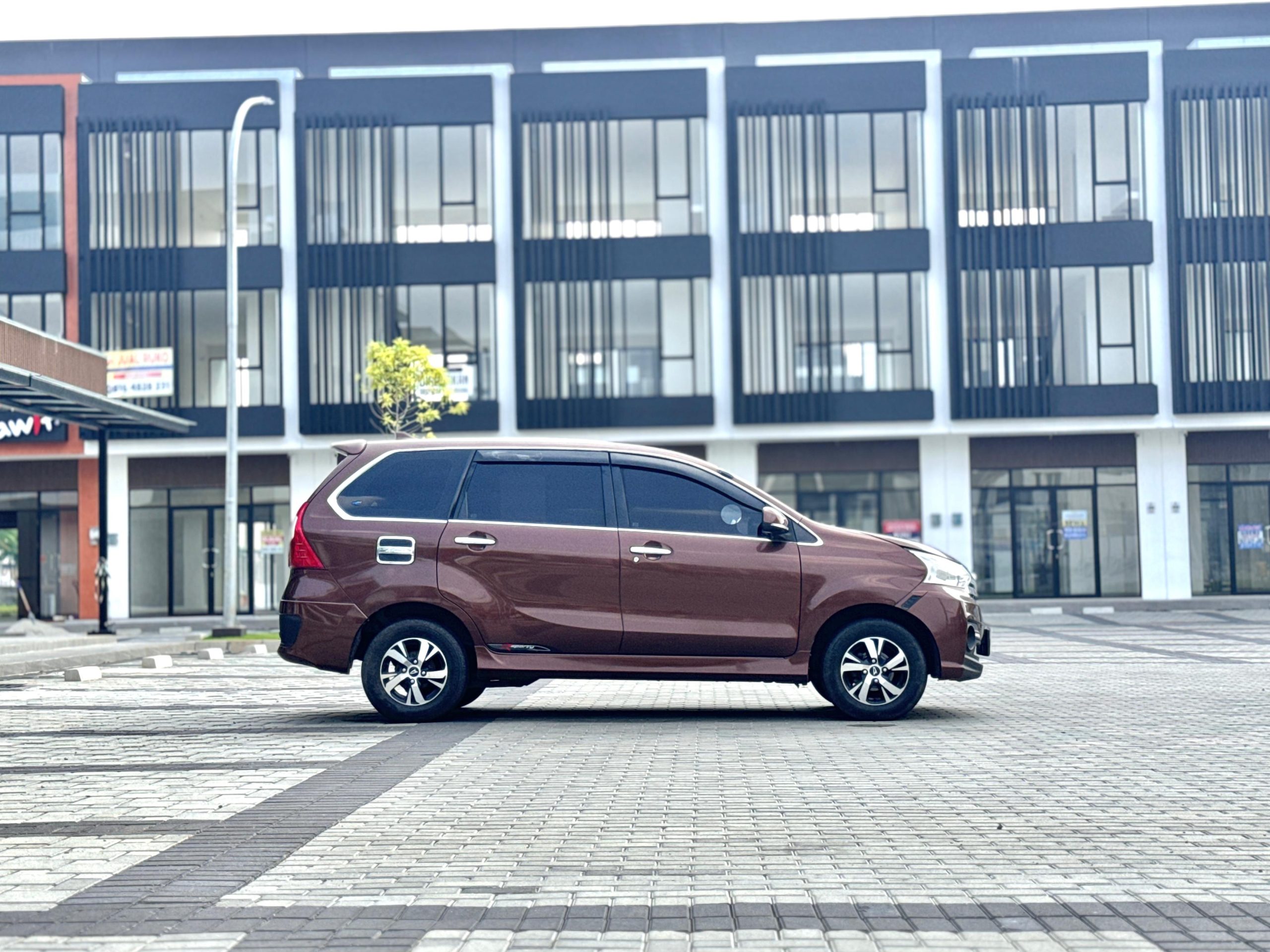 Daihatsu Xenia R Sporty MT Coklat - Gambar 5
